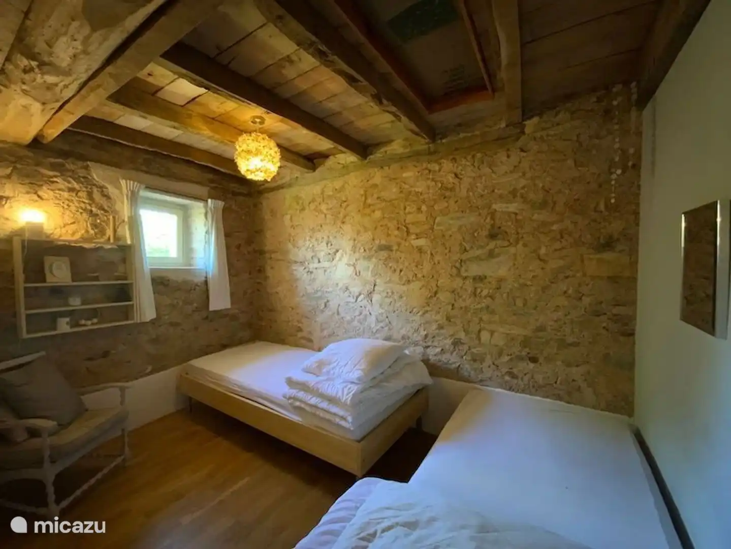 Bedroom with 2 single beds