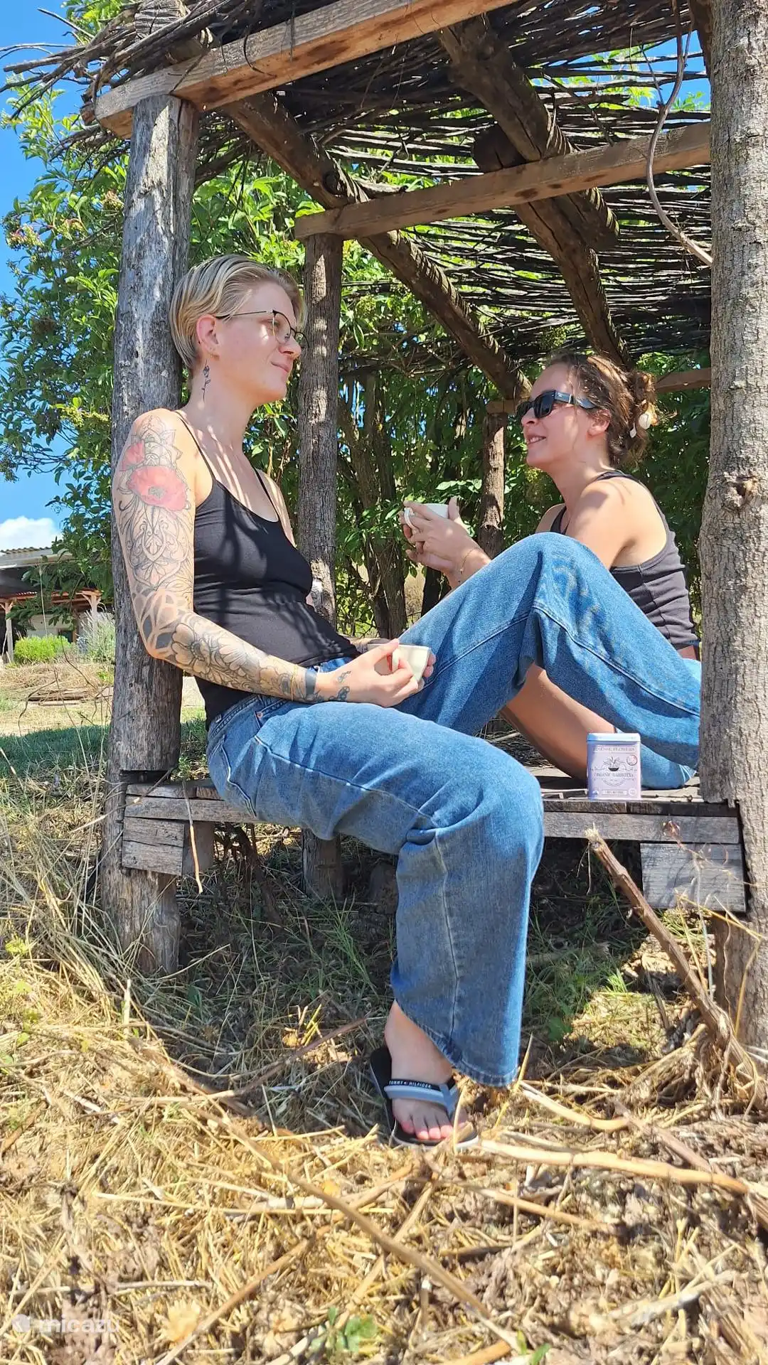 Lugares acogedores en el jardín, cierto. Puedes. Disfruta de vistas, buena conversación y un lugar a la sombra