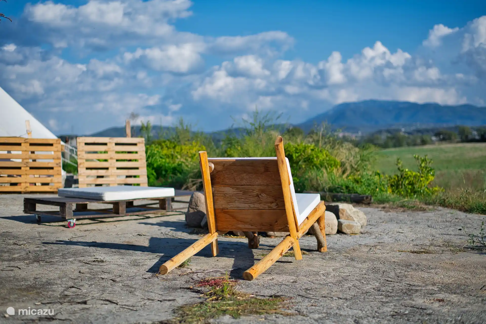 Hoguera. con conjunto Lounge