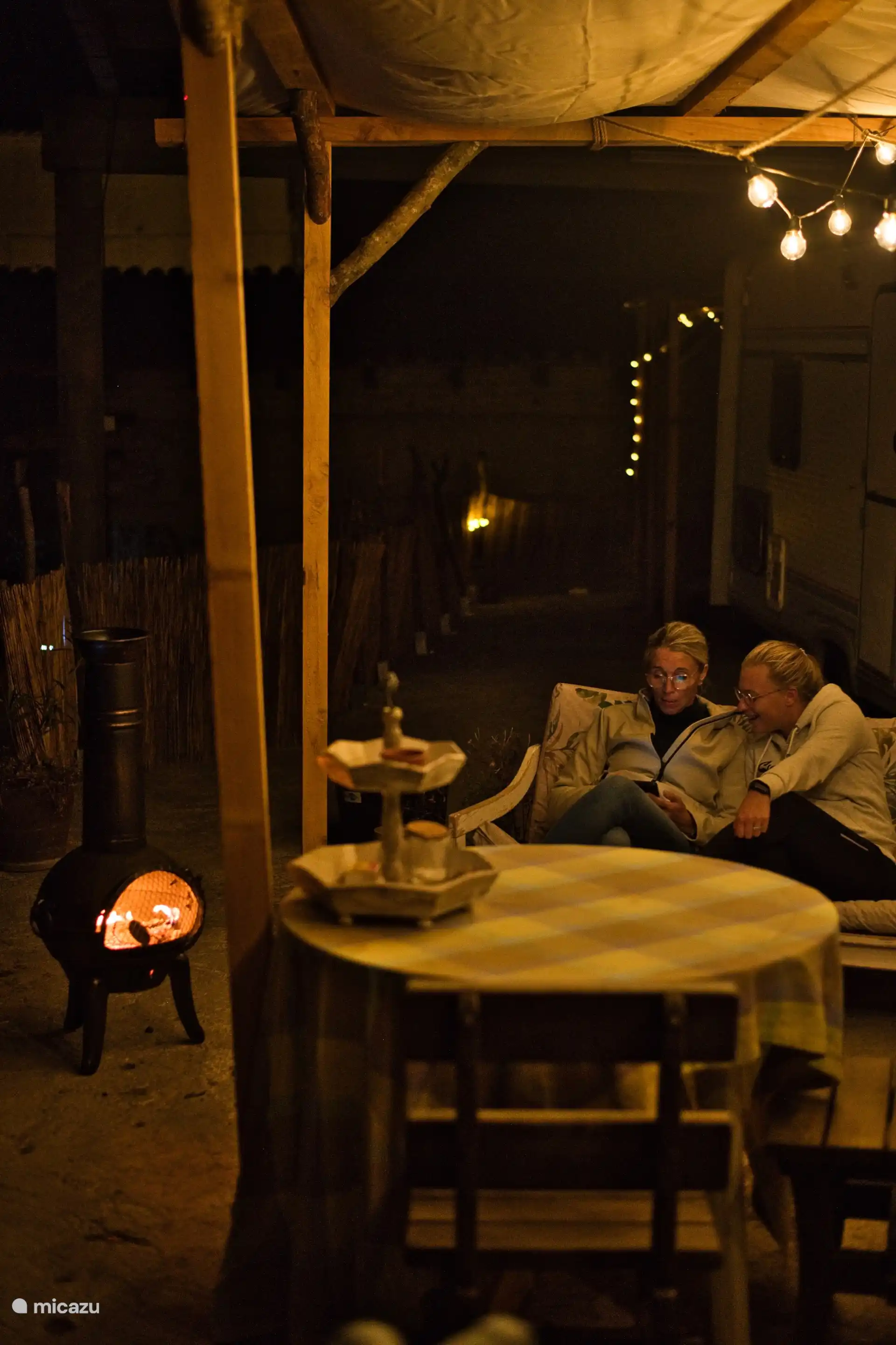 Por la noche, cómodos junto a la estufa de leña.