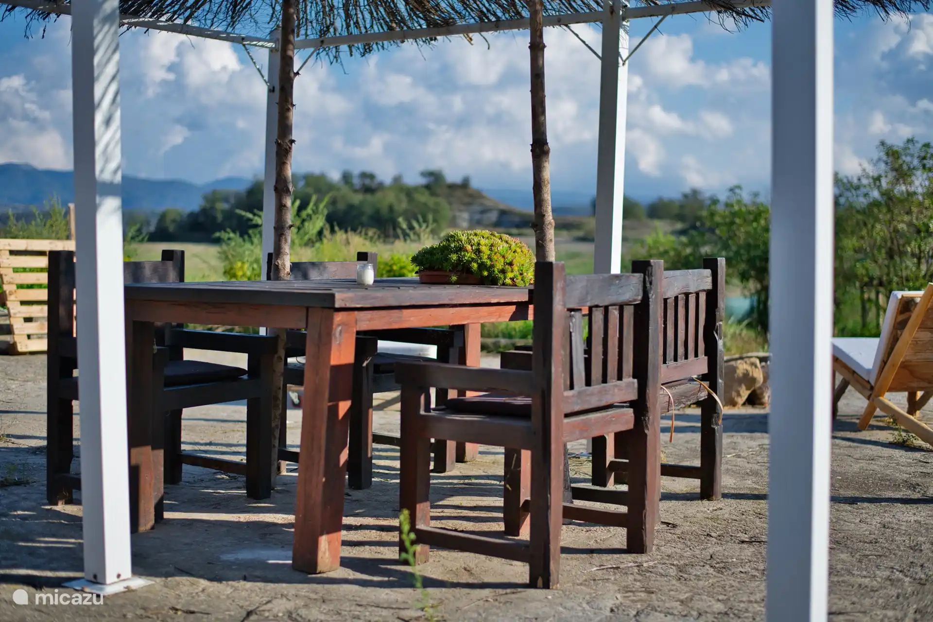 Terraza junto a la hoguera. También hay oportunidad para barbacoa