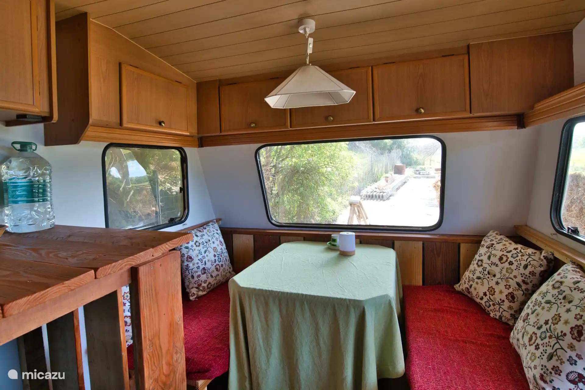 Lugar para desayunar, con vistas al valle, dentro de la caravana
