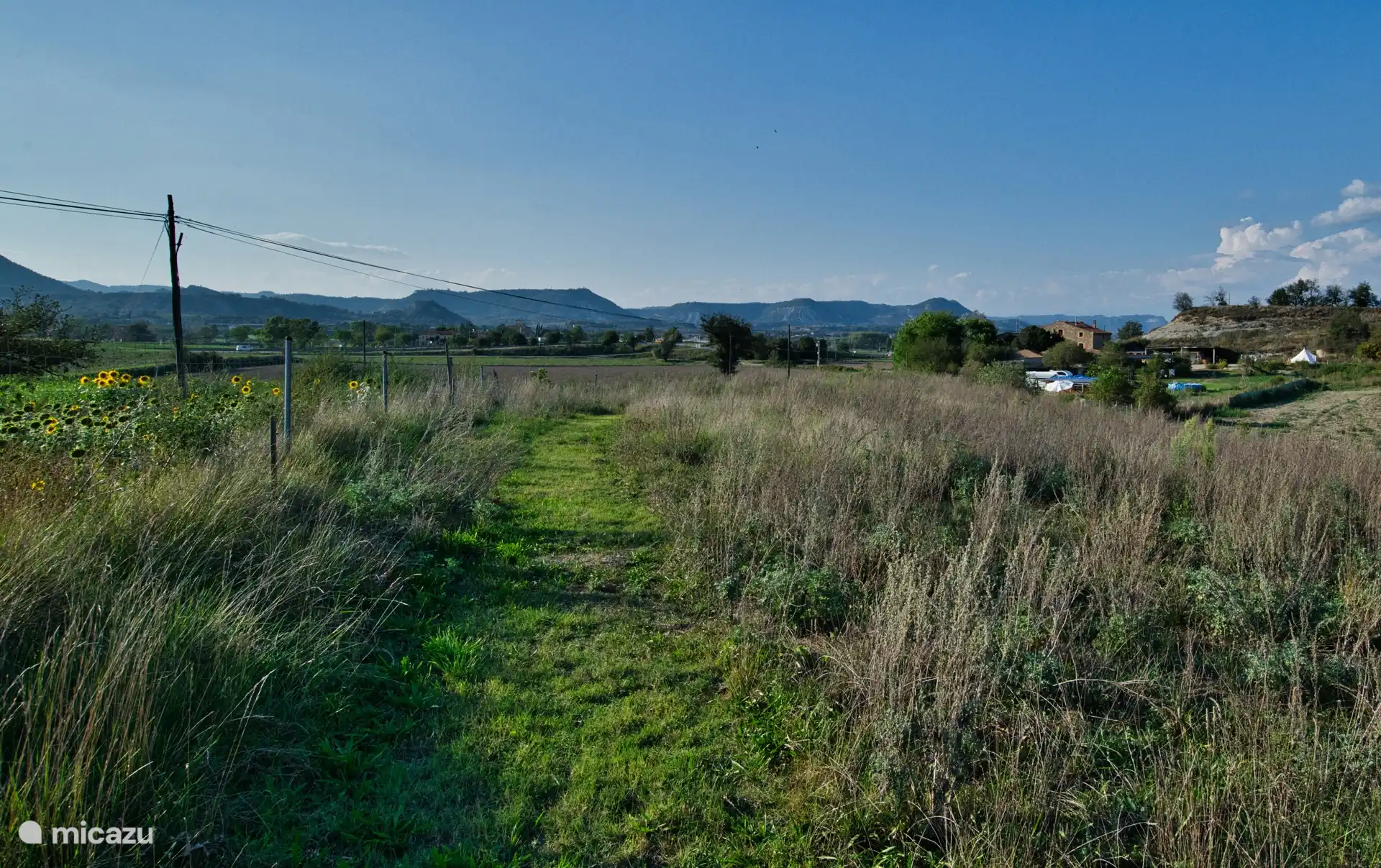 Vista desde el lado oeste del lugar.  La finca mide unas 2 hectáreas