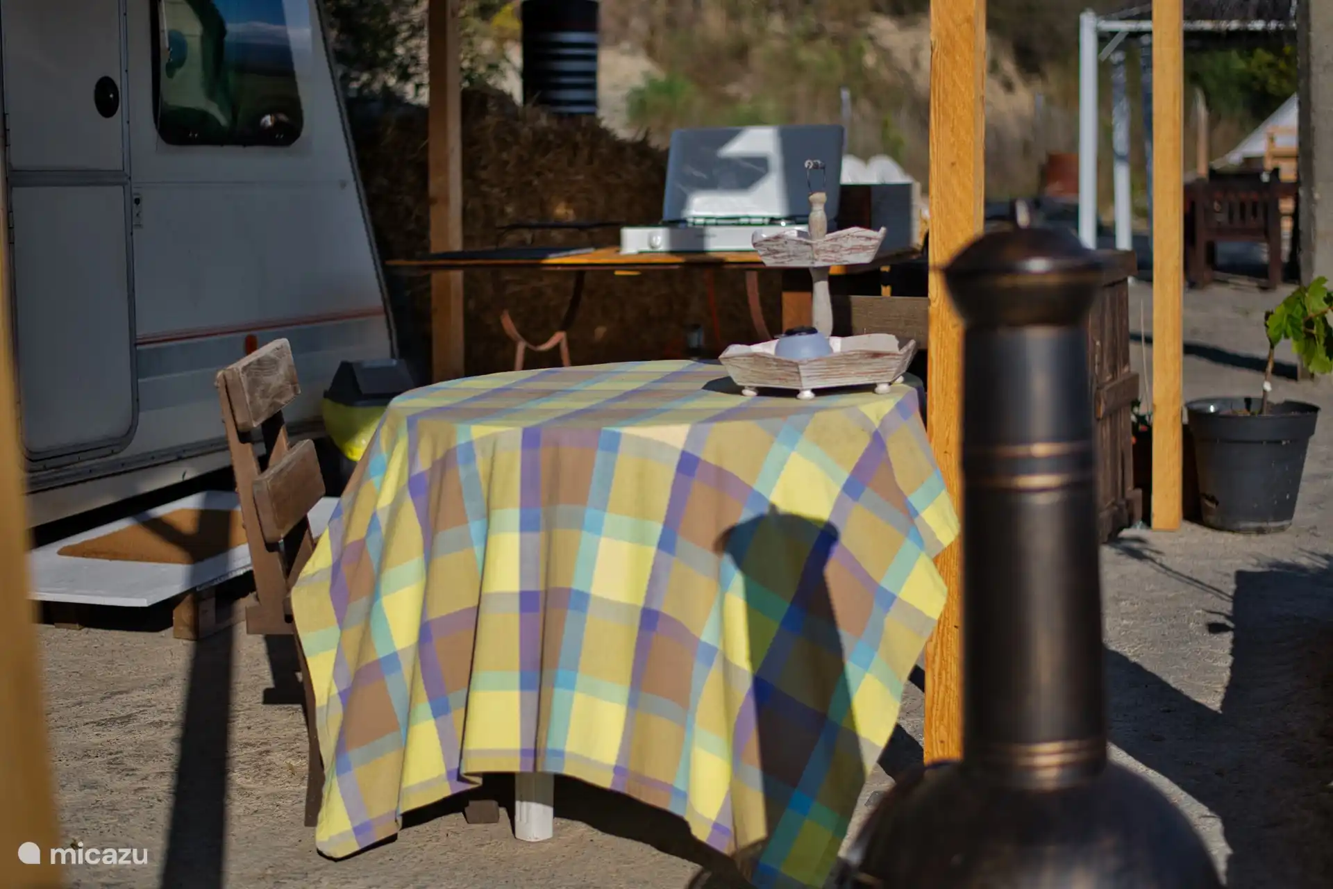 Zona de estar fuera. Por la tarde también hay iluminación ambiental