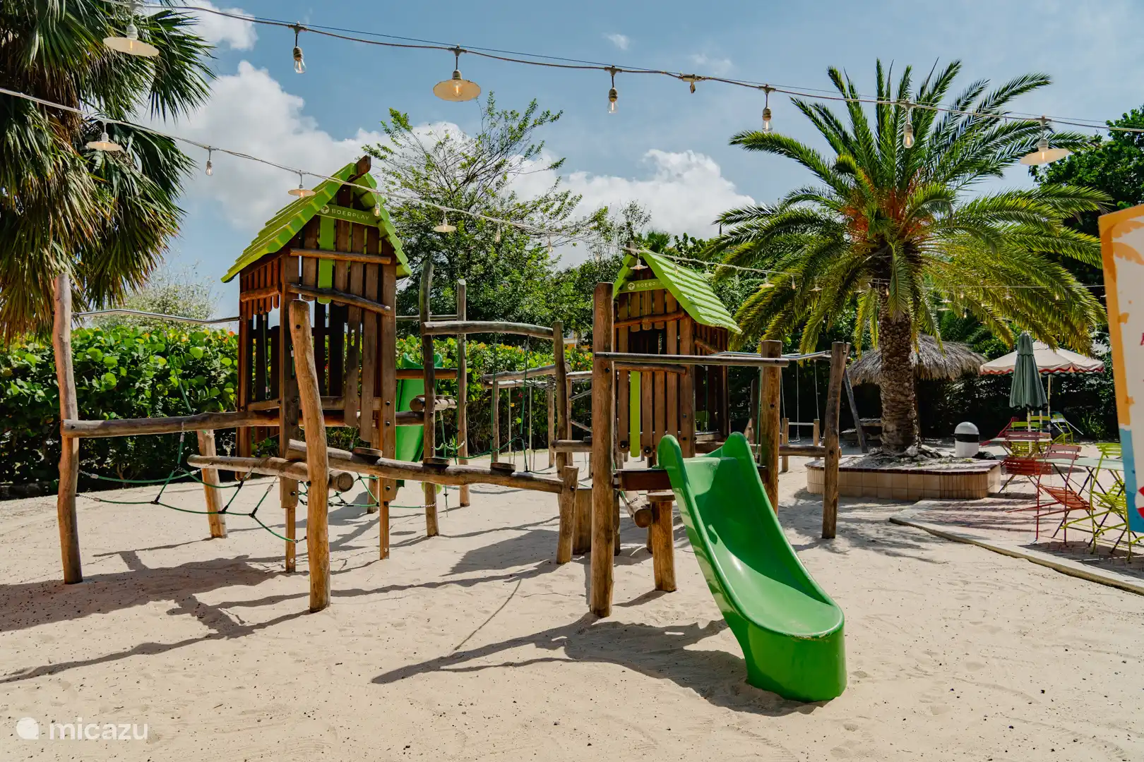 De speeltuin ligt bij het strand op ongeveer 7 minuten lopen.