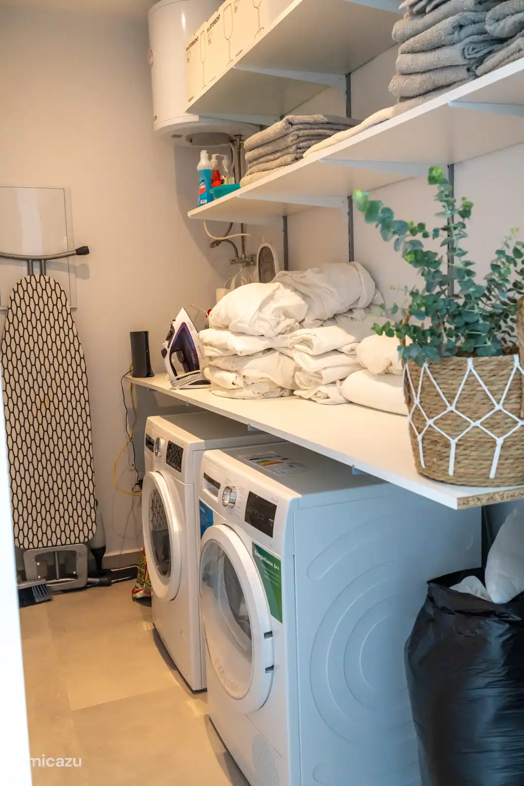 wasruimte met wasdroger en wasmachine