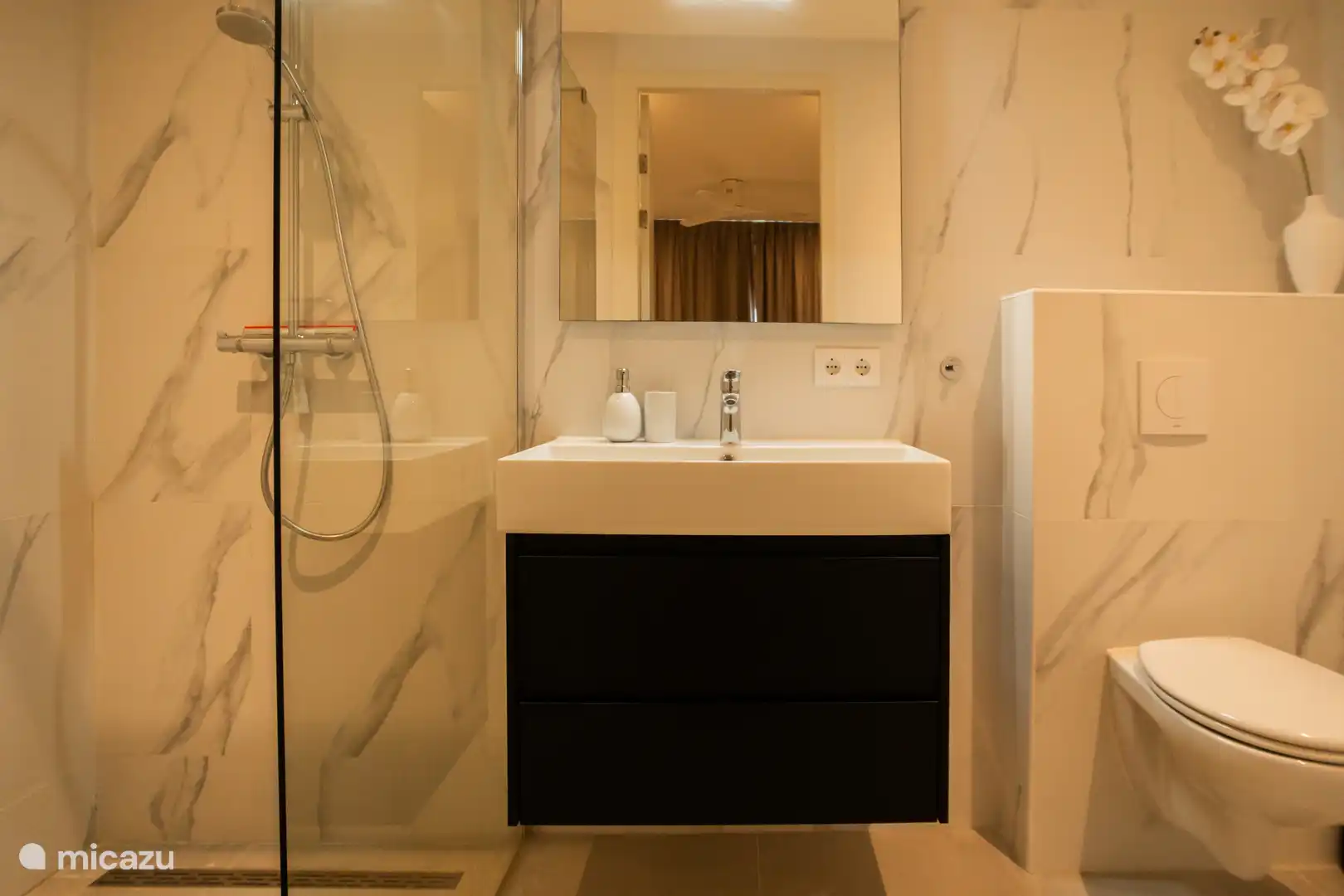 beide badkamers zijn gelijk, alleen gespiegeld