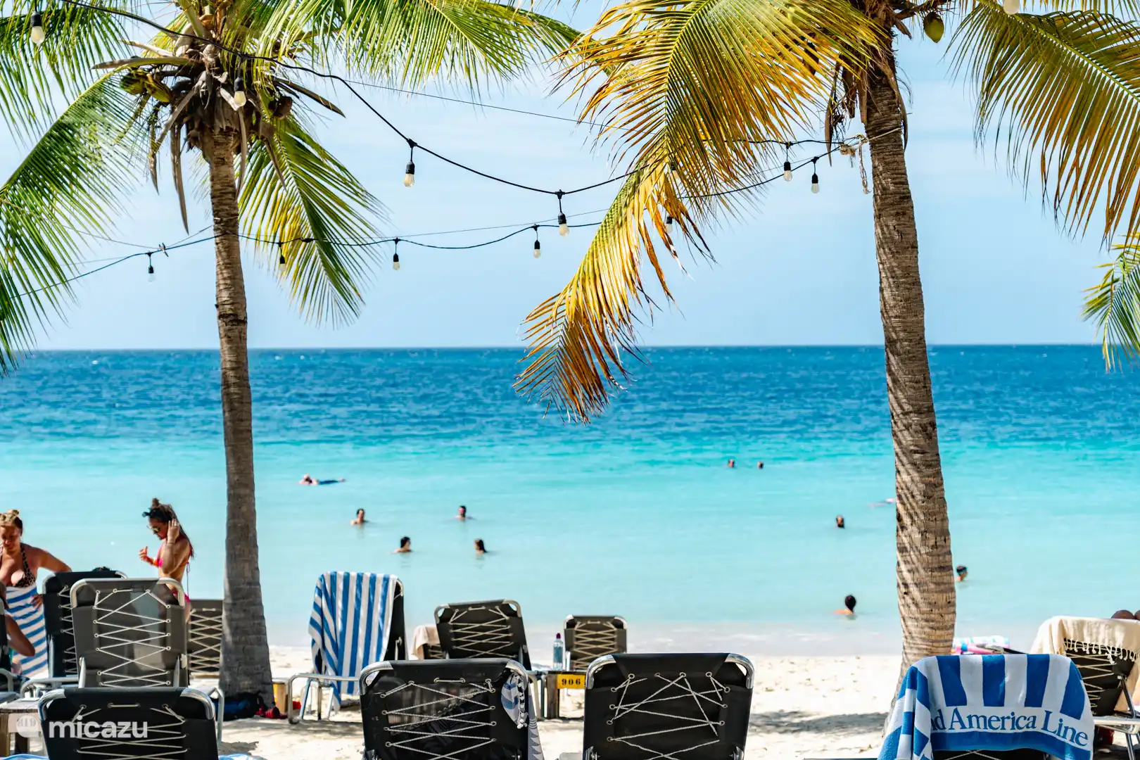 Het strand is ongeveer 7 minuten lopen en is gratis toegankelijk voor gasten.