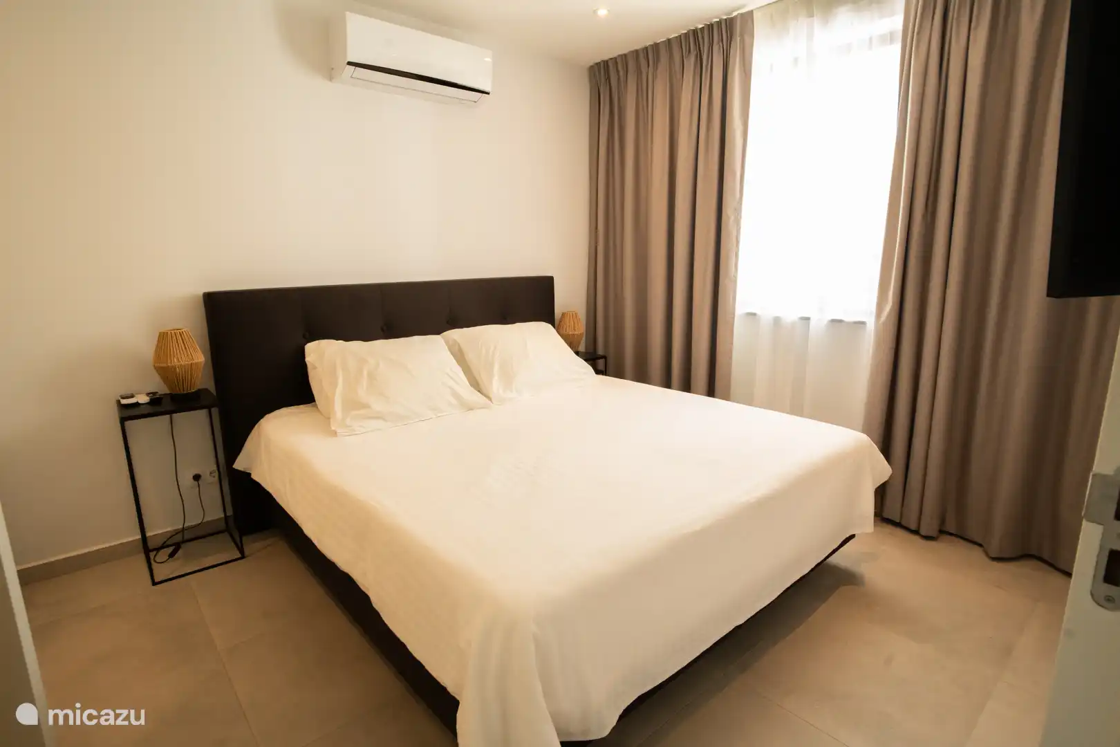 slaapkamer 1, met een groot bed