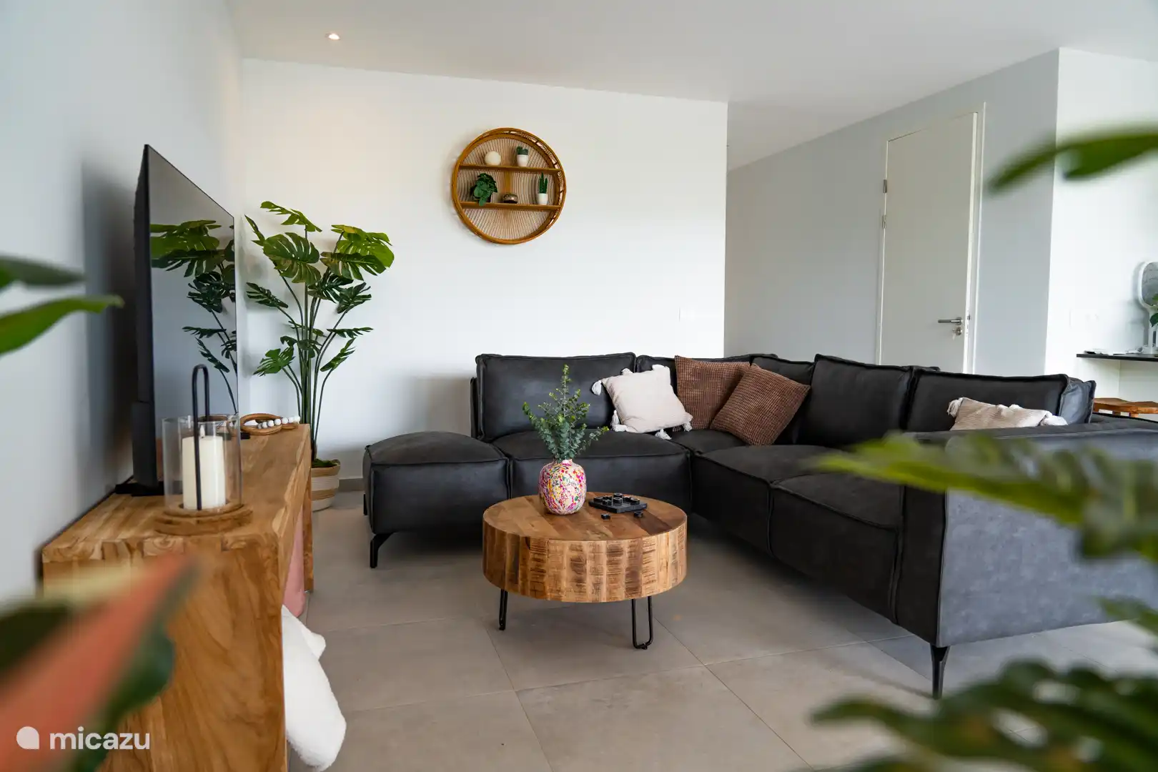 de woonkamer, met smart TV en airco