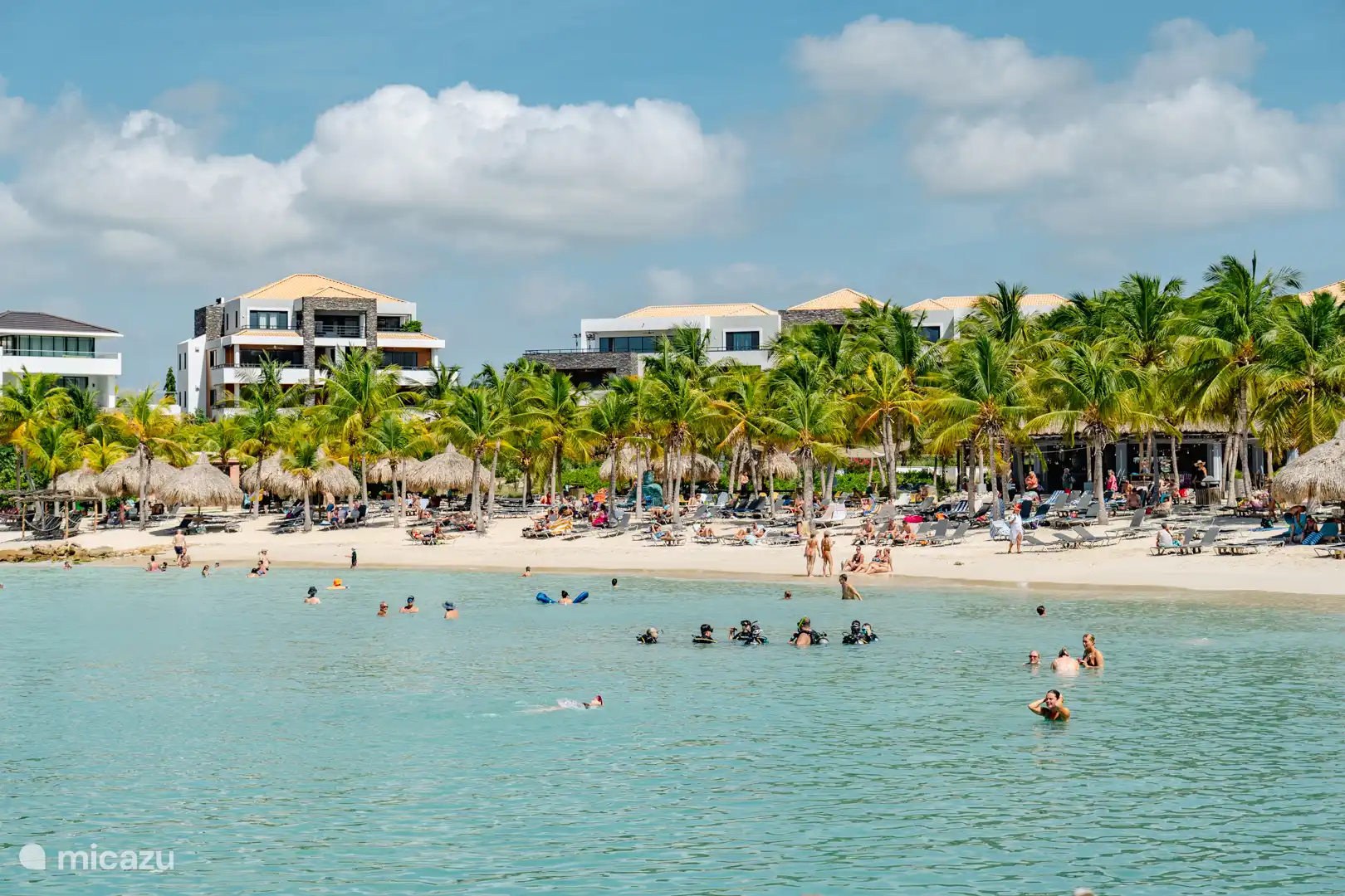 Het strand is voor gasten gratis toegankelijk, inclusief ligbed.