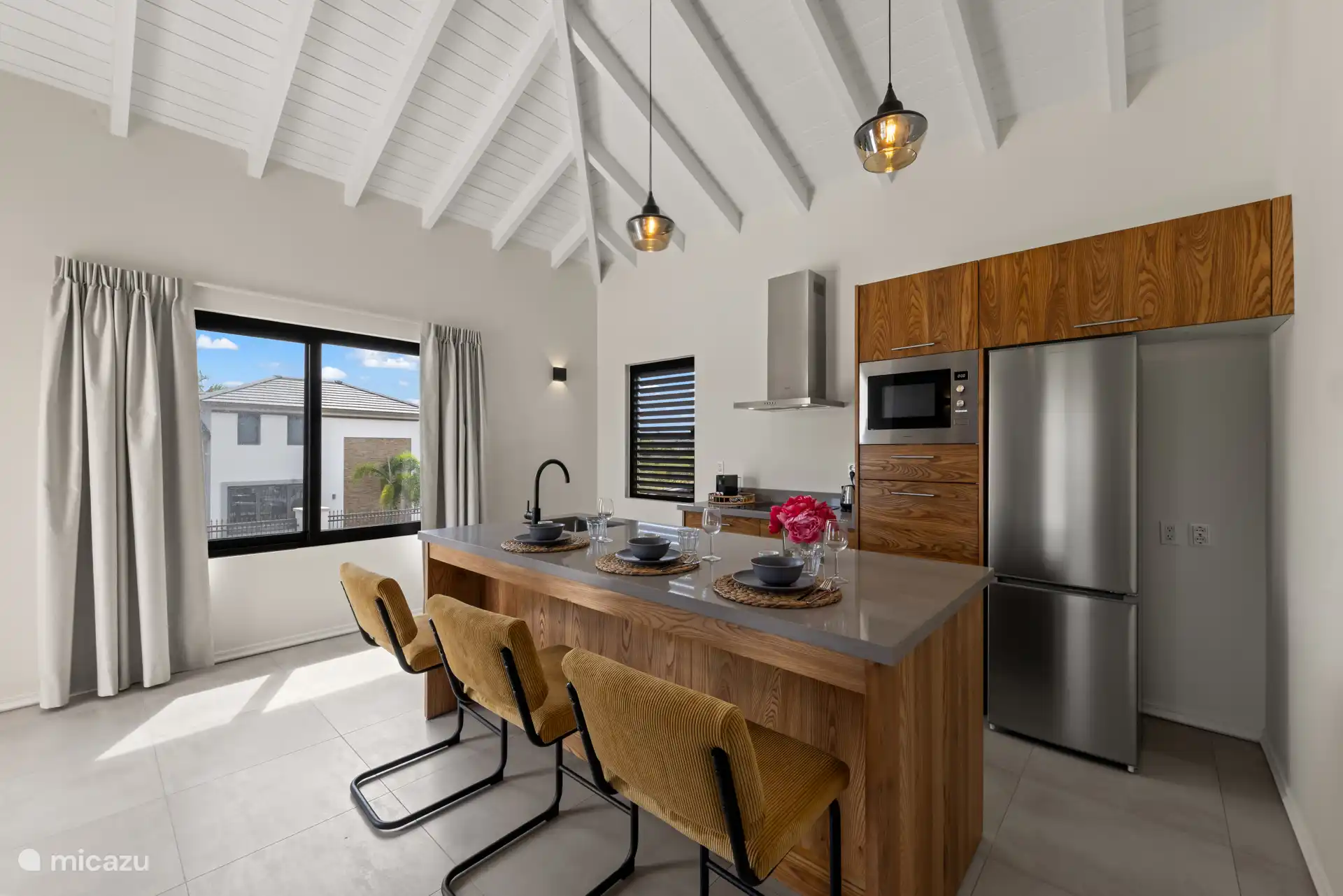 Cuisine ouverte avec bar, idéale pour cuisiner et profiter ensemble.