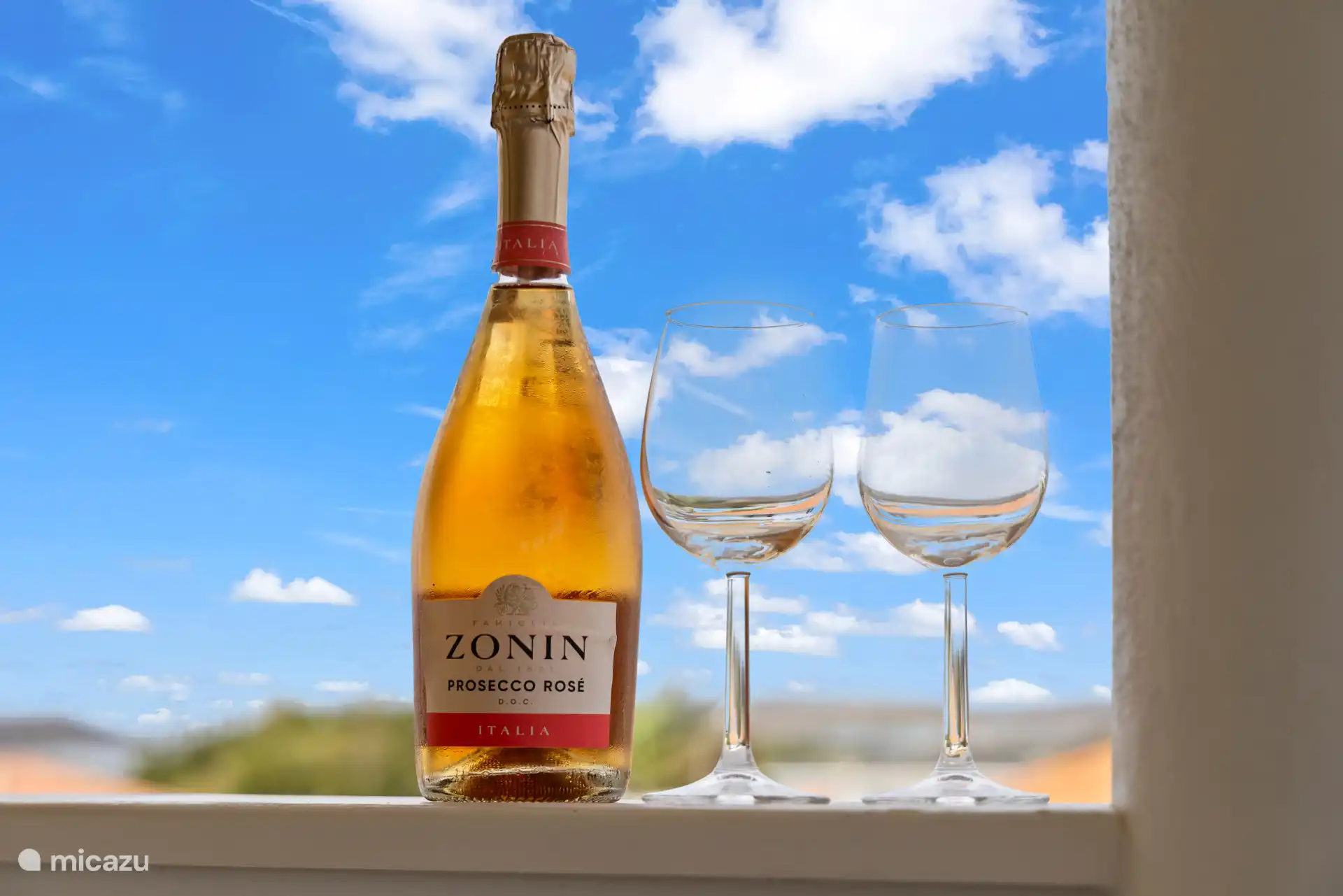 Santé à l’ambiance de l’île ! Des bulles avec une super vue.