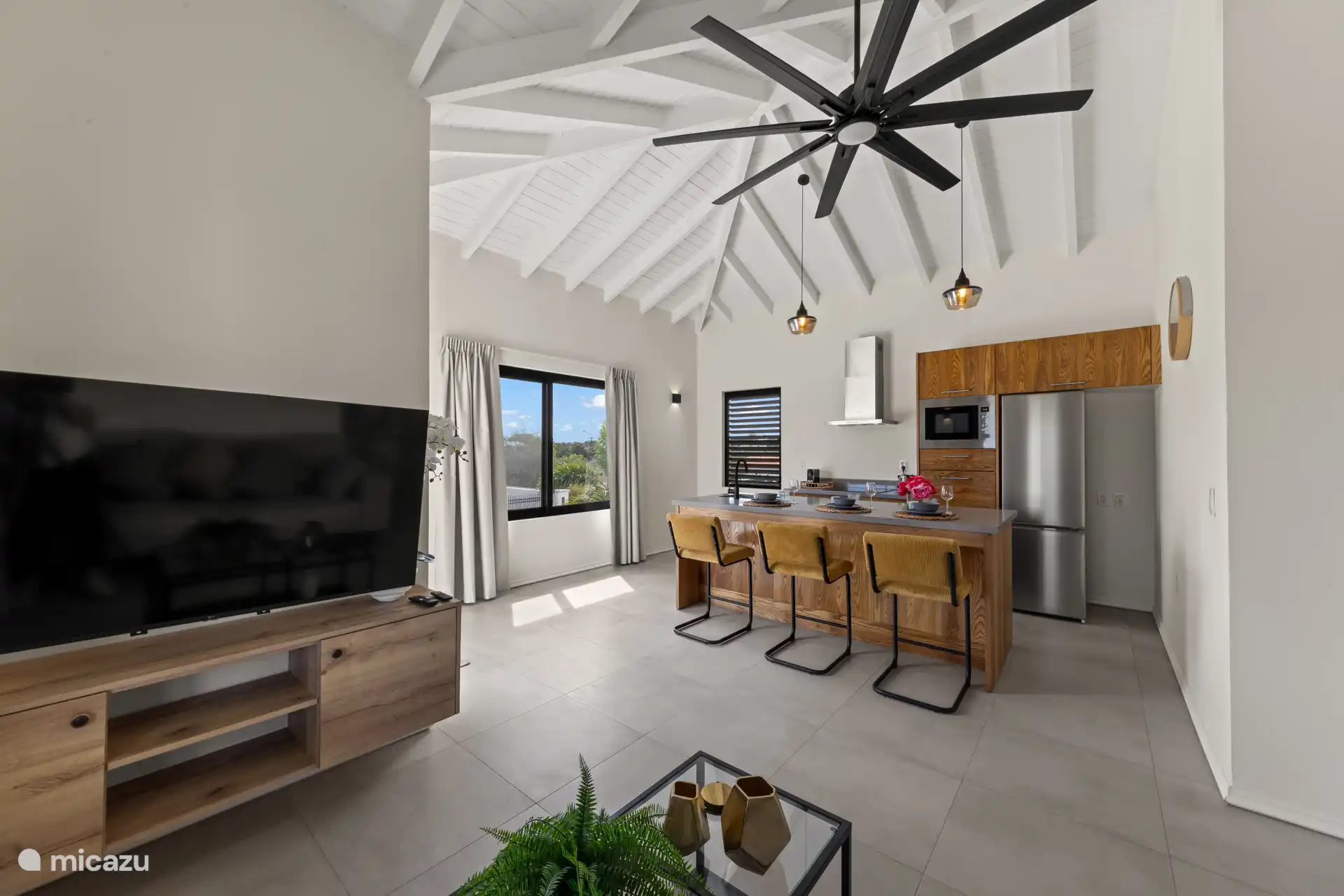 Cuisine ouverte avec coin salon douillet et télévision avec Fire Stick