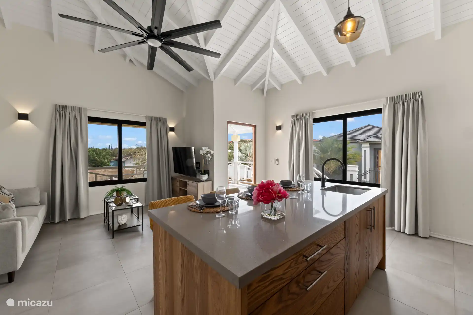 Tout à portée de main : cuisine ouverte et salon avec télévision pour des soirées relaxantes.