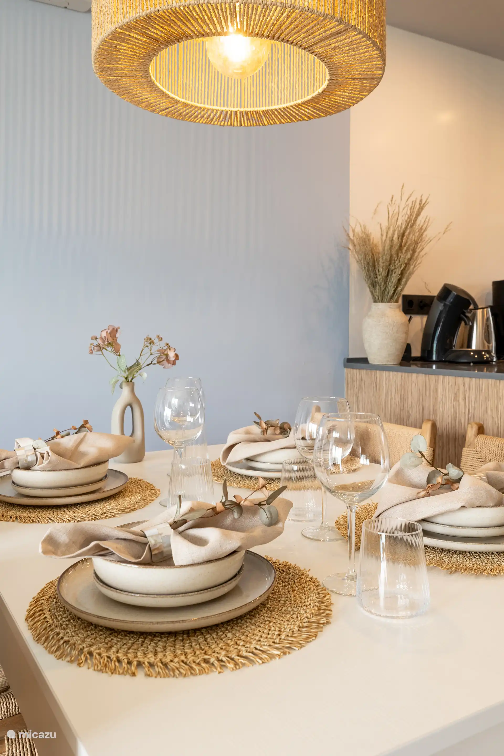 La vaste salle à manger de la cuisine peut accueillir six personnes et, avec la table magnifiquement dressée, constitue un lieu attrayant pour prendre un petit-déjeuner ou un dîner copieux ensemble.