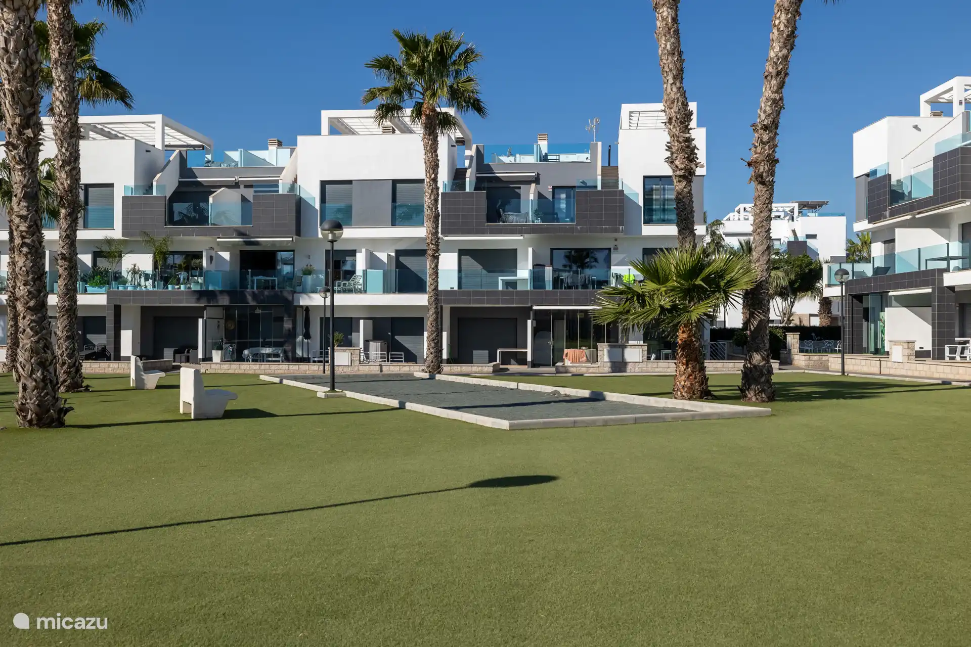 À l’intérieur de la résidence se trouve un terrain de pétane où l’on peut jouer à un jeu de boules amical dans une ambiance détendue pour les fêtes.