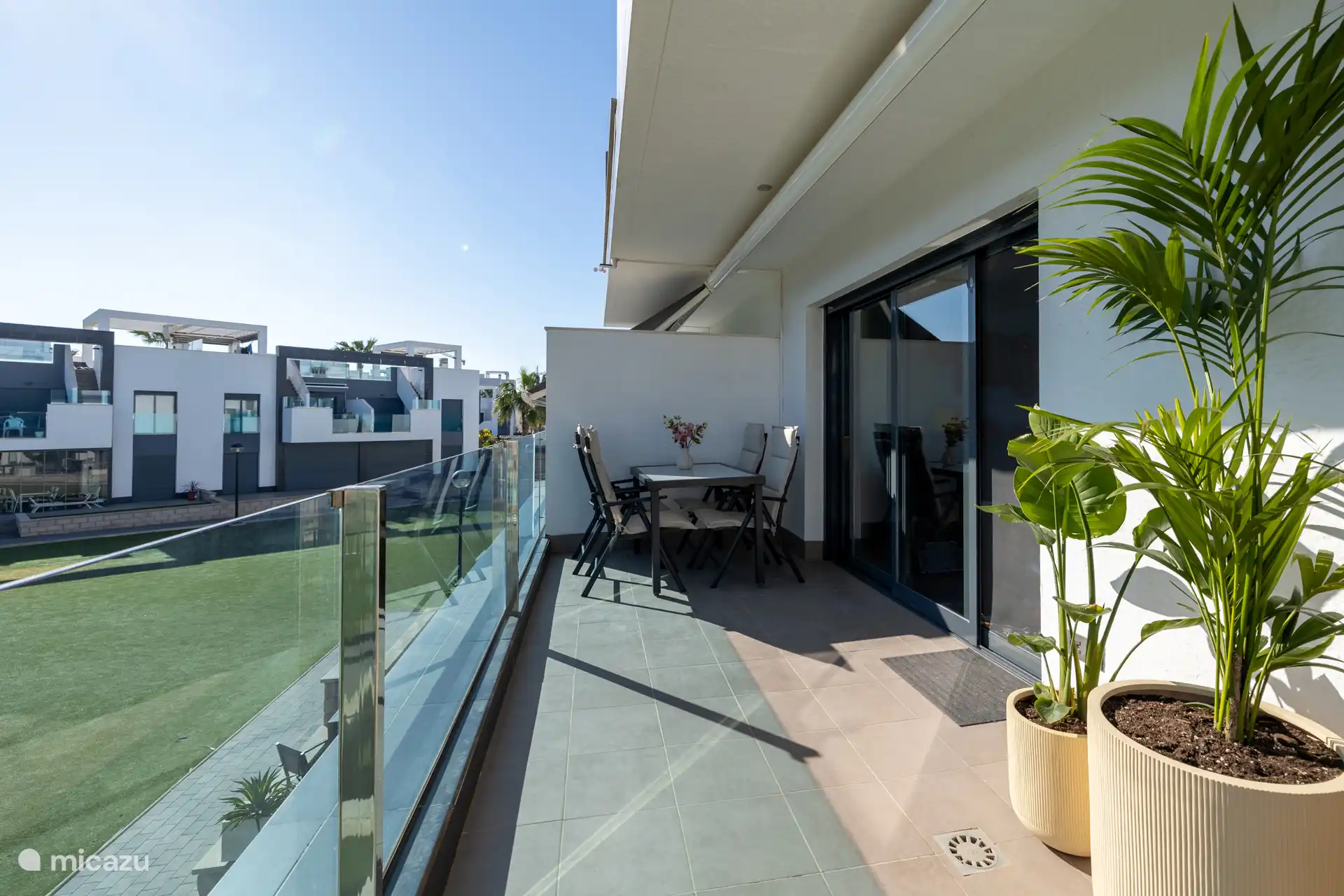Depuis le balcon, vous pouvez profiter d’une vue dégagée et relaxante sur la piscine et les palmiers, un endroit merveilleux pour profiter du soleil du matin ou passer une soirée douce en paix.