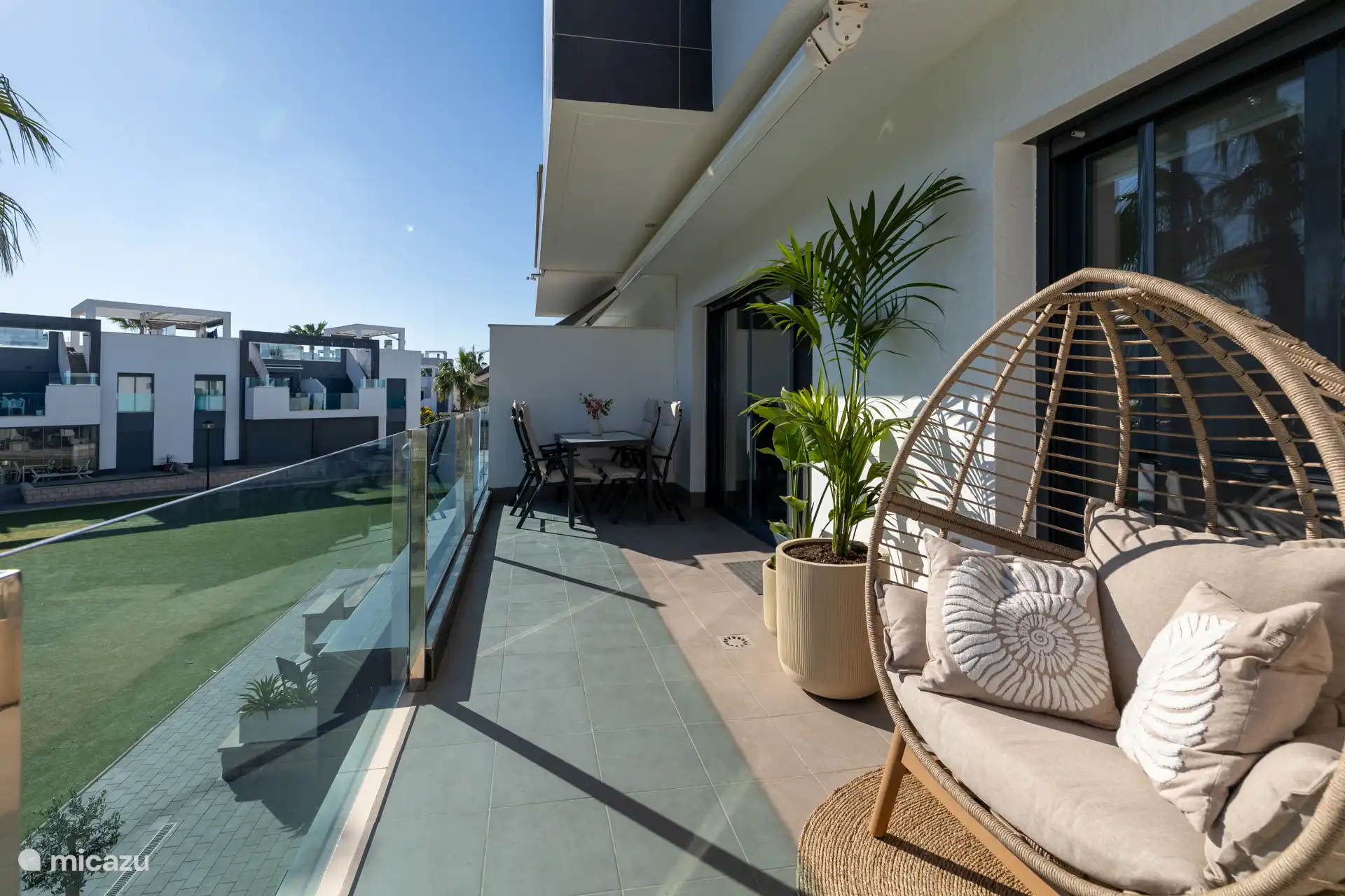 Sur le balcon, il y a une grande table à manger avec six chaises, un endroit agréable pour prendre le petit-déjeuner ensemble, déjeuner ou profiter de longues soirées de dîner dans l’air chaud méditerranéen.