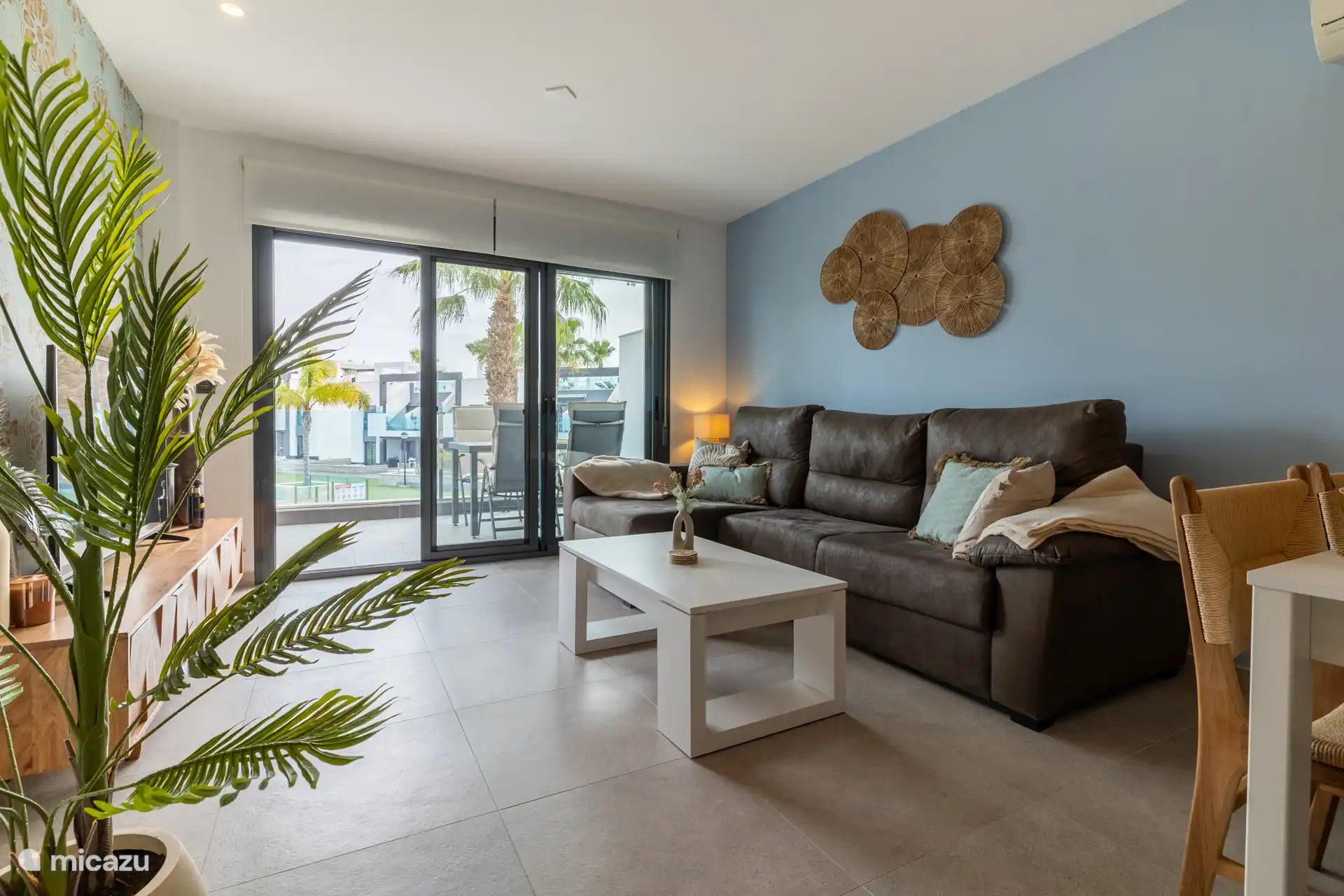 Le canapé confortable avec chaise longue offre beaucoup d’espace pour se détendre, avec de nombreux espaces assis et de repos pour profiter de la journée ensemble.