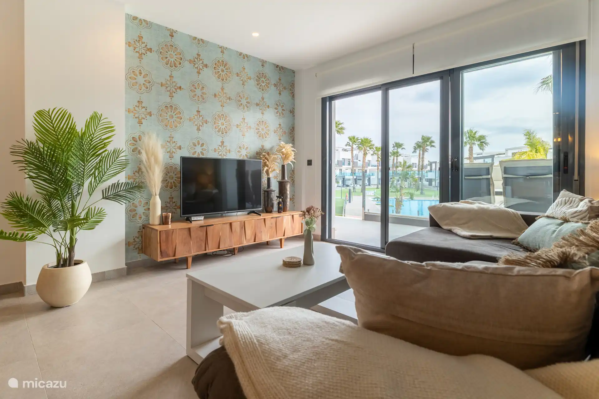 Le salon lumineux est équipé d’une Smart TV, à laquelle vous pouvez facilement vous connecter à vos propres services de streaming pour regarder un film ou une série ensemble après une journée ensoleillée.