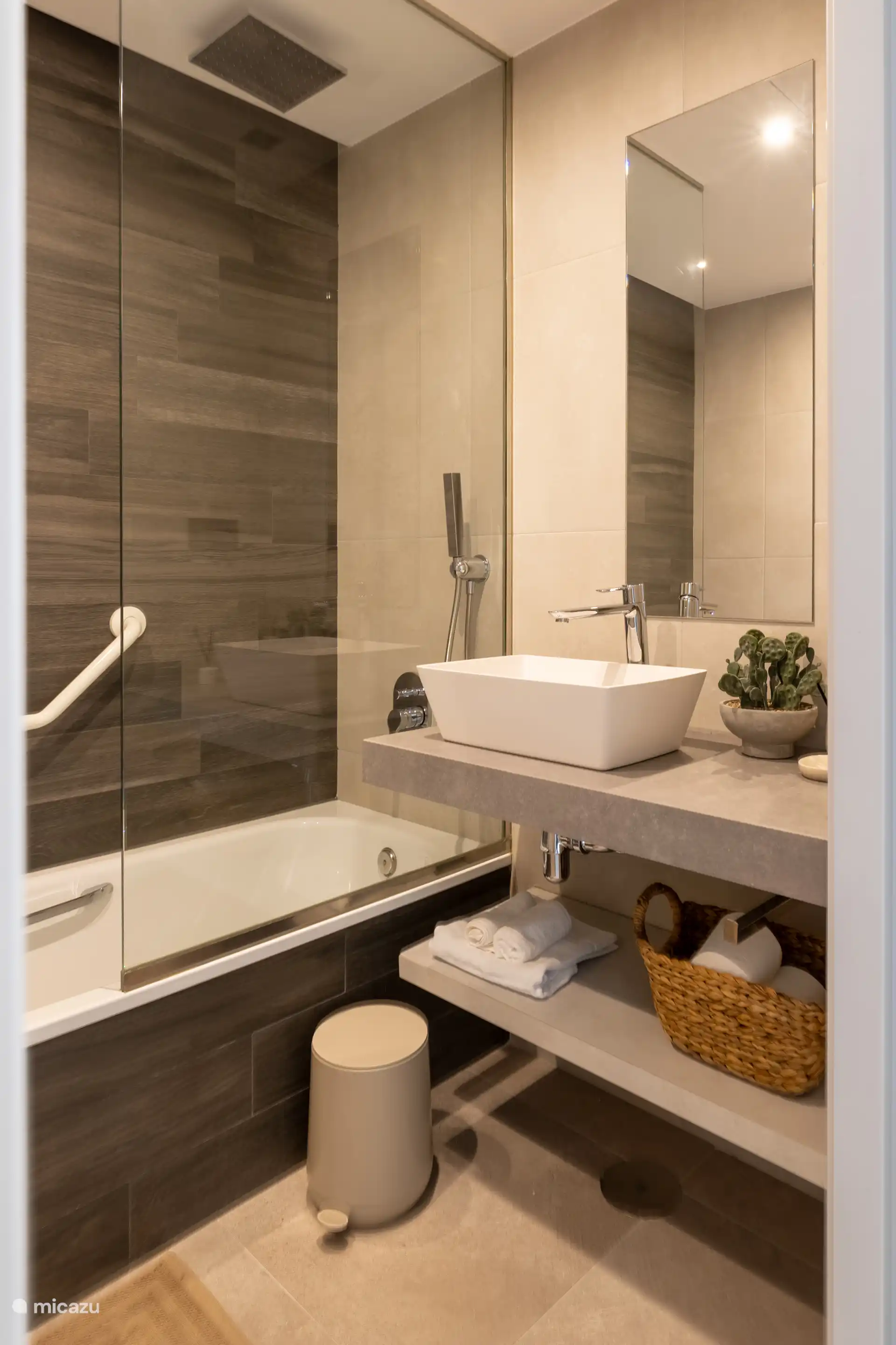 La salle de bain deux dispose d’une baignoire, d’un WC et d’un lavabo, idéal pour se détendre après une journée à la plage ou au bord de la piscine.