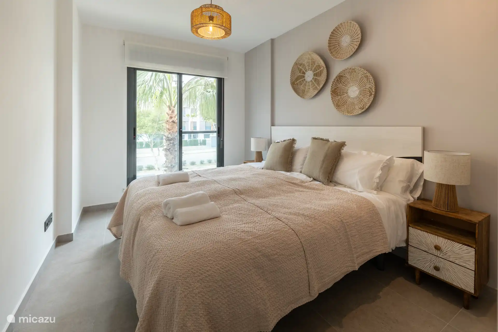 La troisième chambre donne sur un palmier juste devant la fenêtre et, comme les autres chambres, offre de larges armidées avec un espace de rangement suffisant pour un séjour confortable.