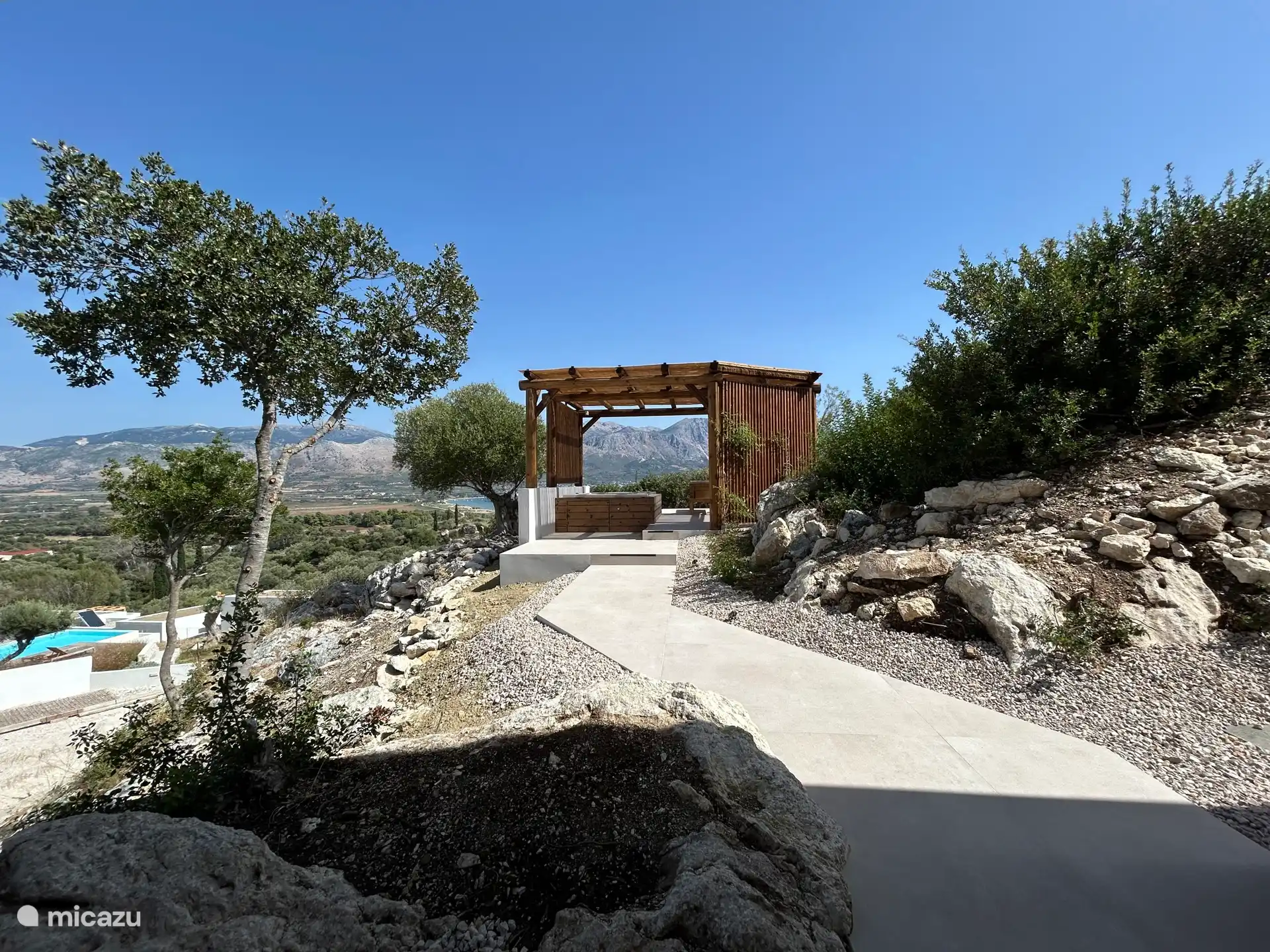 Weg zum privaten Jacuzzi zwischen dem schönen Berg  