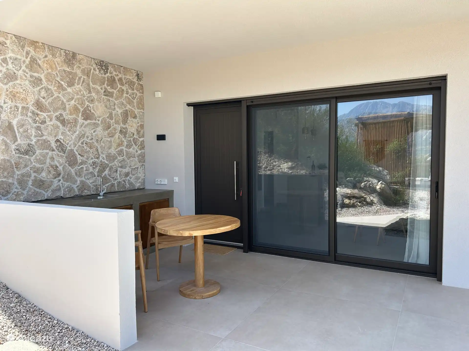 Außenwaschbecken auf der Terrasse 