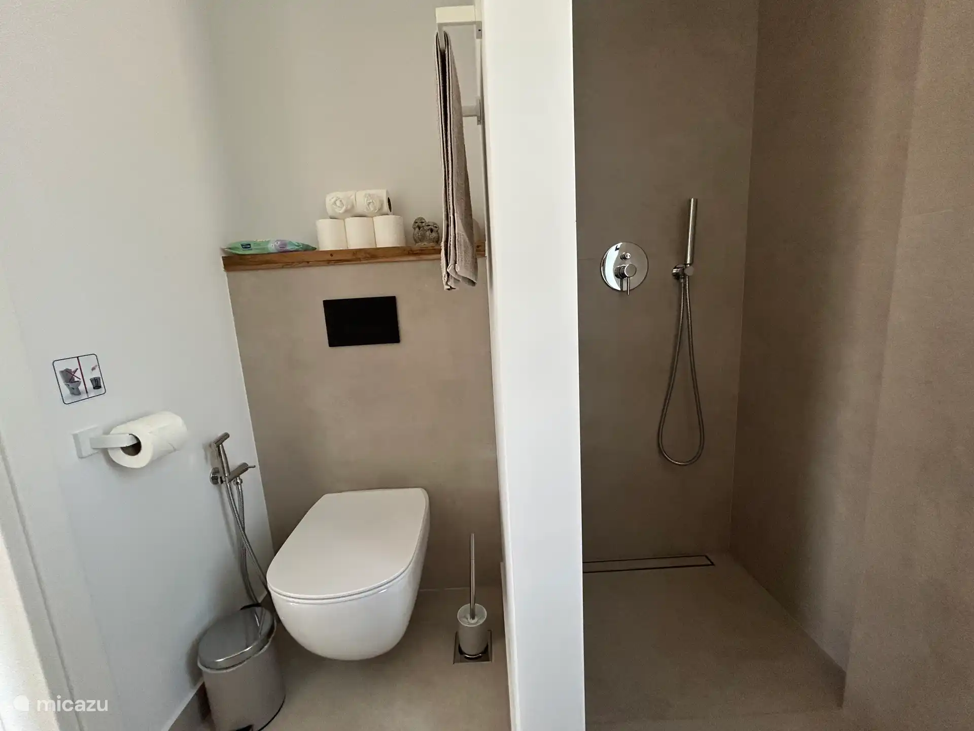 Badezimmer mit großzügiger begehbarer Dusche 