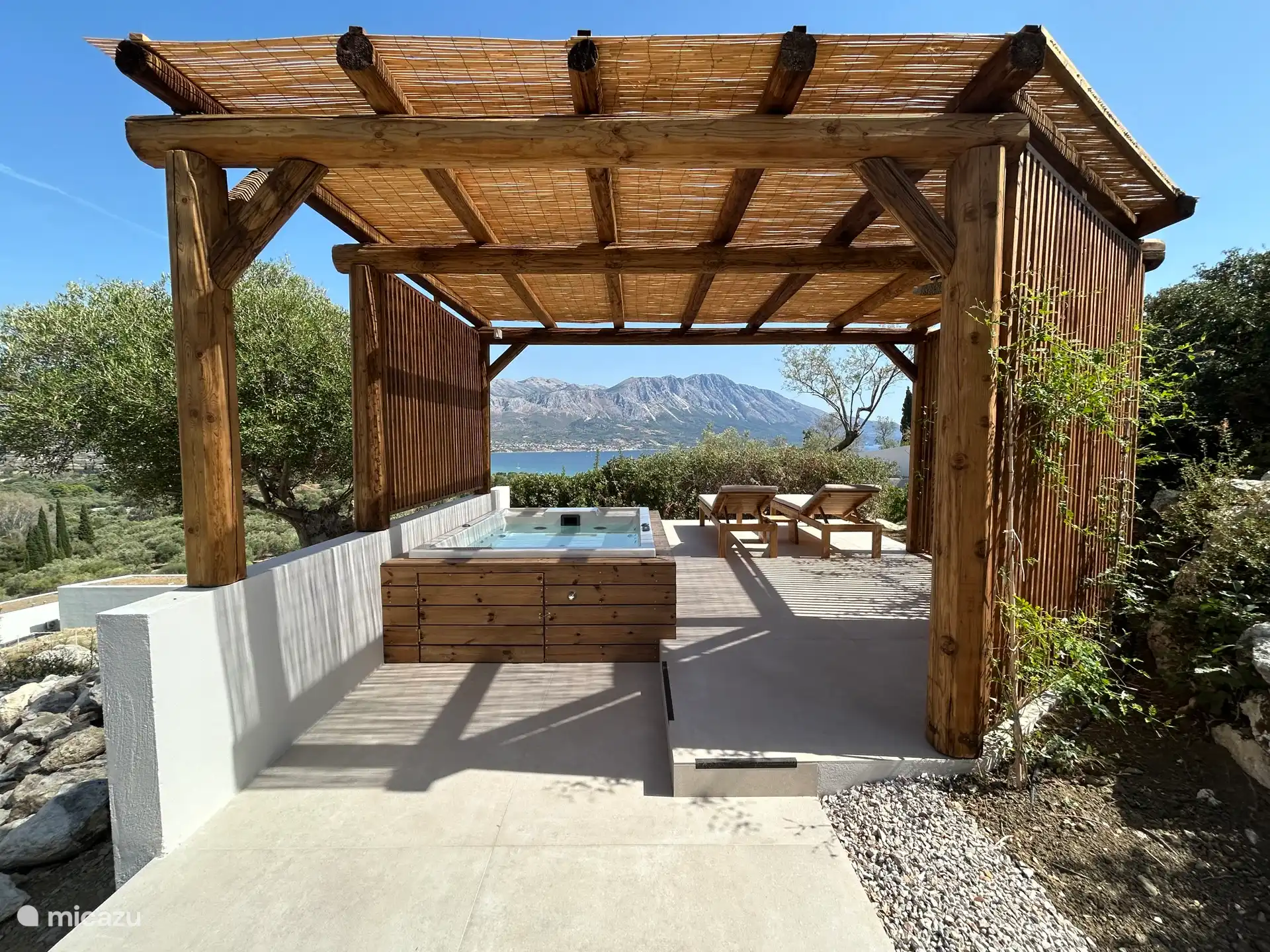 Pergola über dem Jacuzzi 