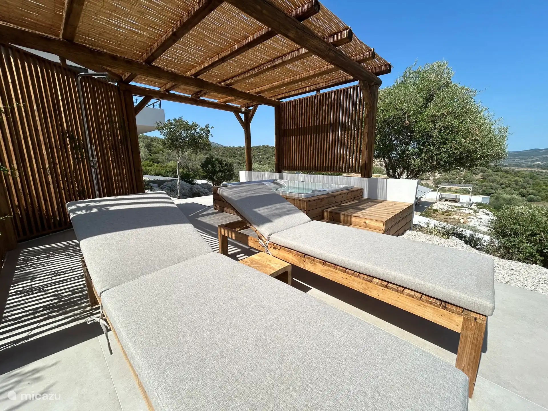 Der beeindruckende Berg dahinter, der Raum verschmolz mit der Natur 