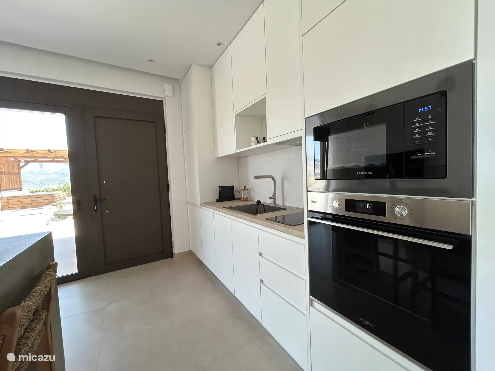 Voll ausgestattete Küche mit viel Tageslicht