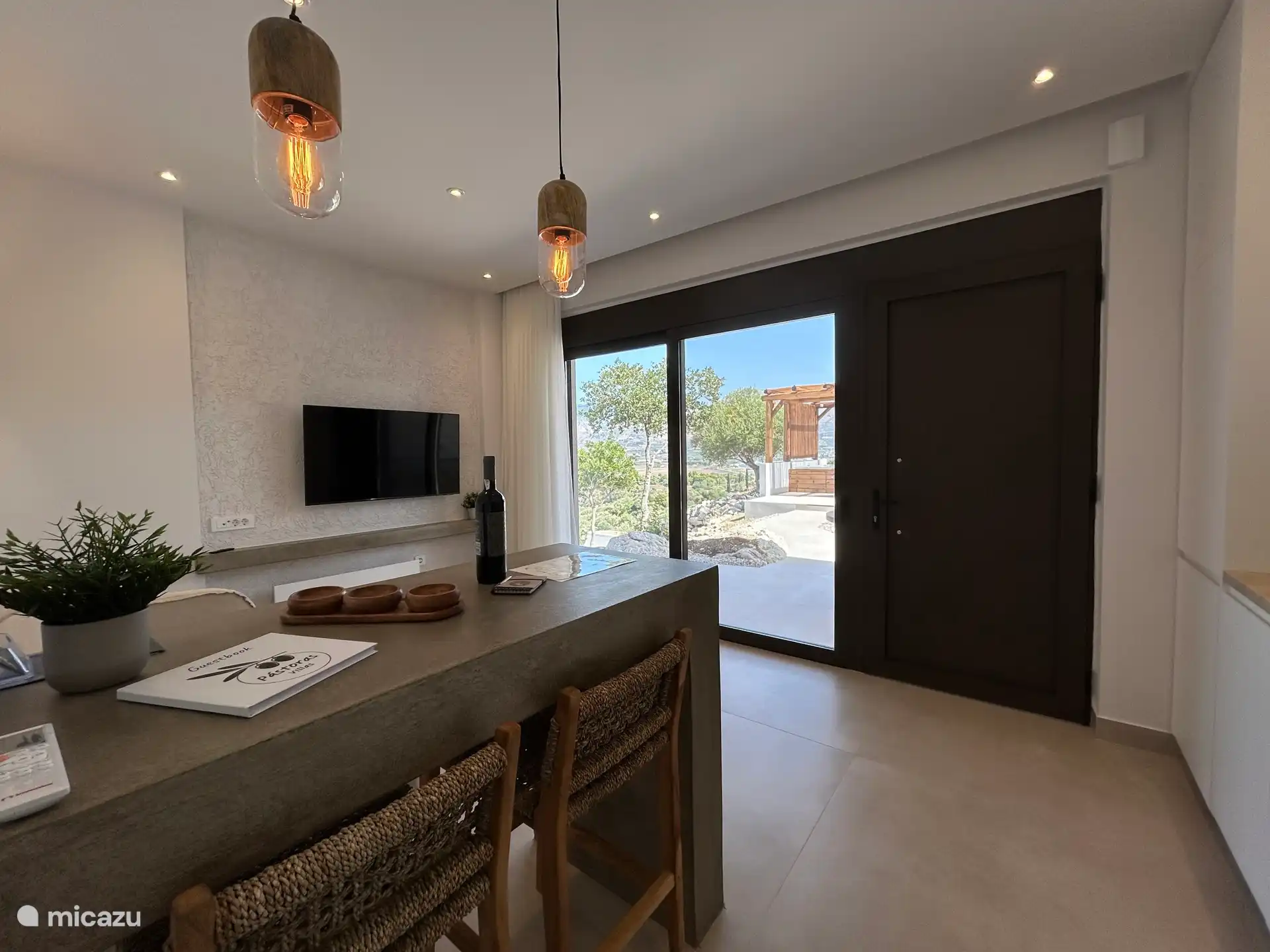 Frühstücksbar und Hocker mit fantastischer Aussicht, vermischt in die Natur 