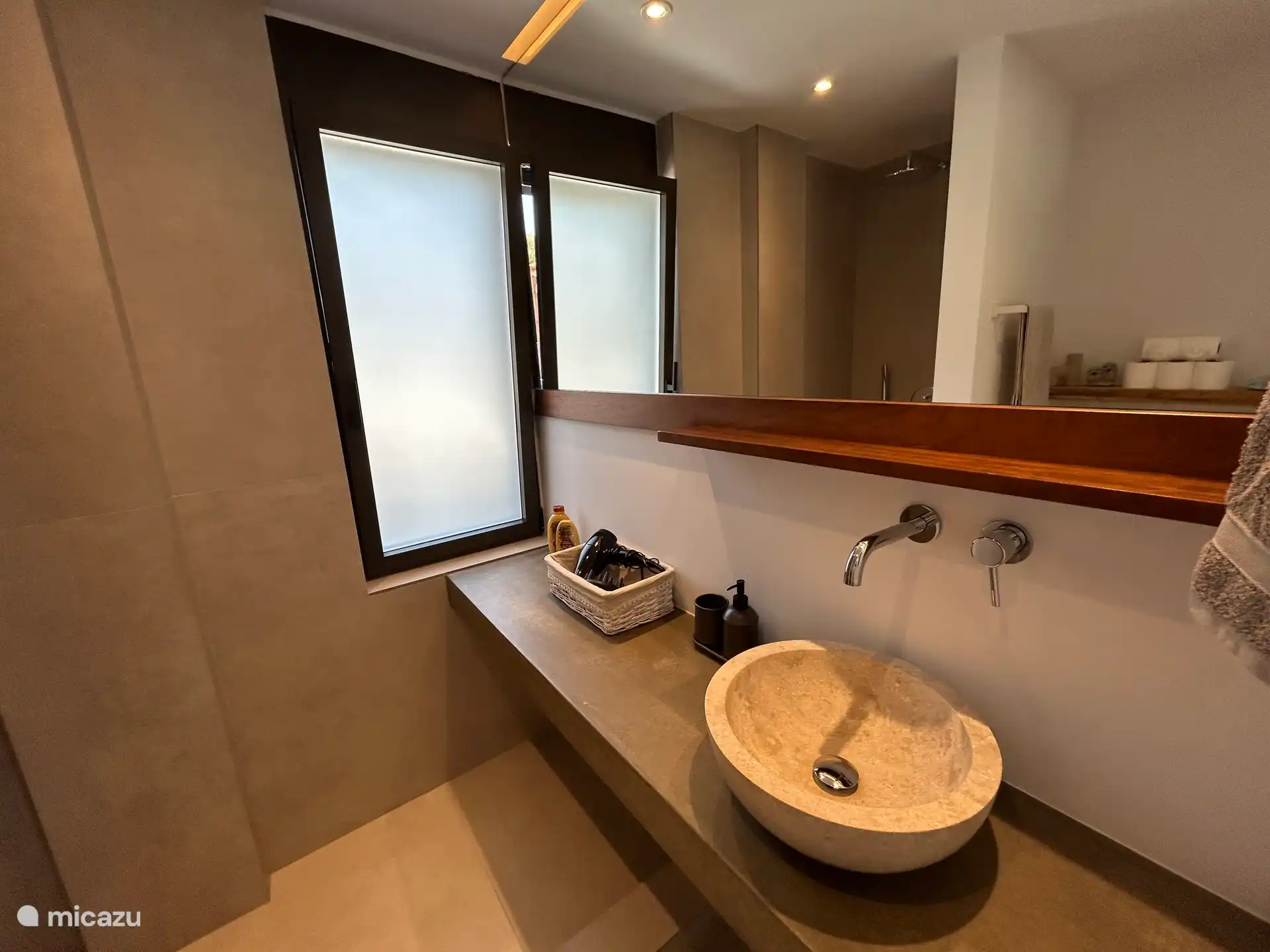 Das moderne, voll ausgestattete Badezimmer 