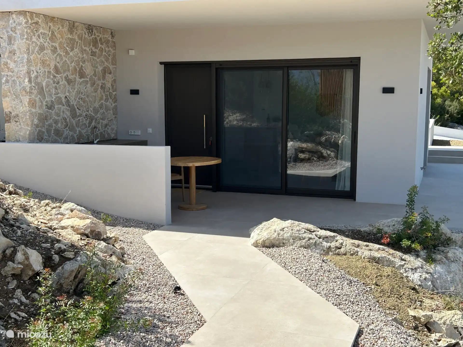 Der Eingang zur Villa und die Terrasse 