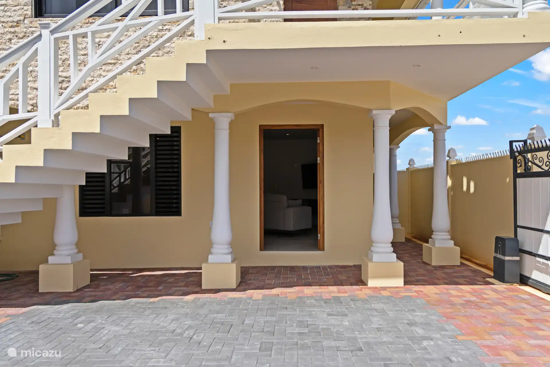 Entrada al apartamento, el comienzo de tu estancia relajante