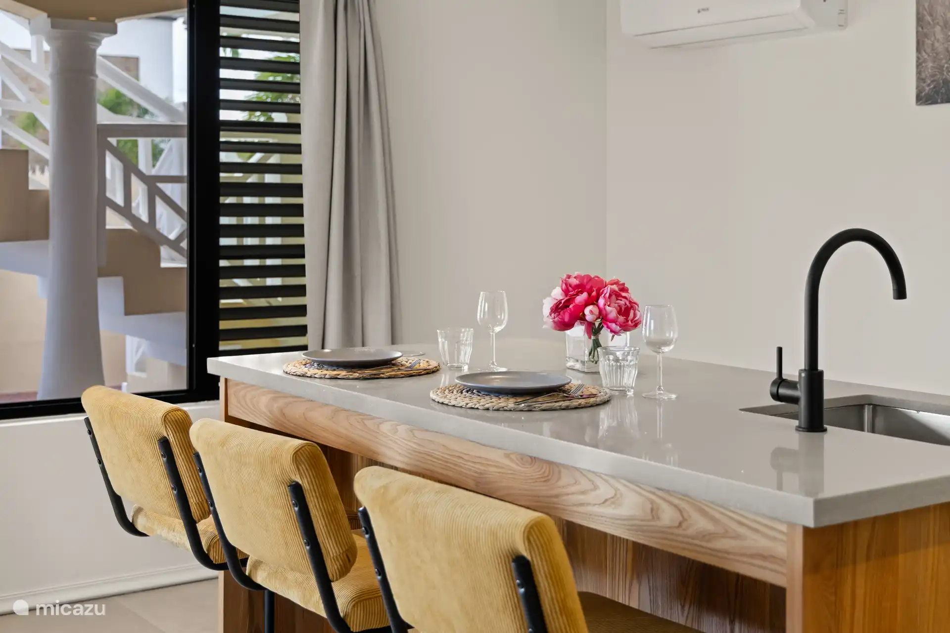 Barra elegante con platos y vasos, ideal para socializar