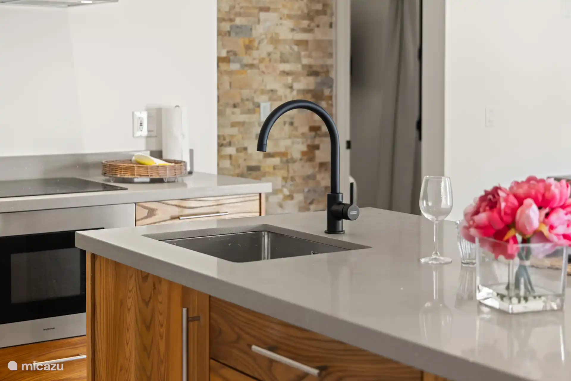 Fregadera elegante con grifo negro, acabado moderno y elegante