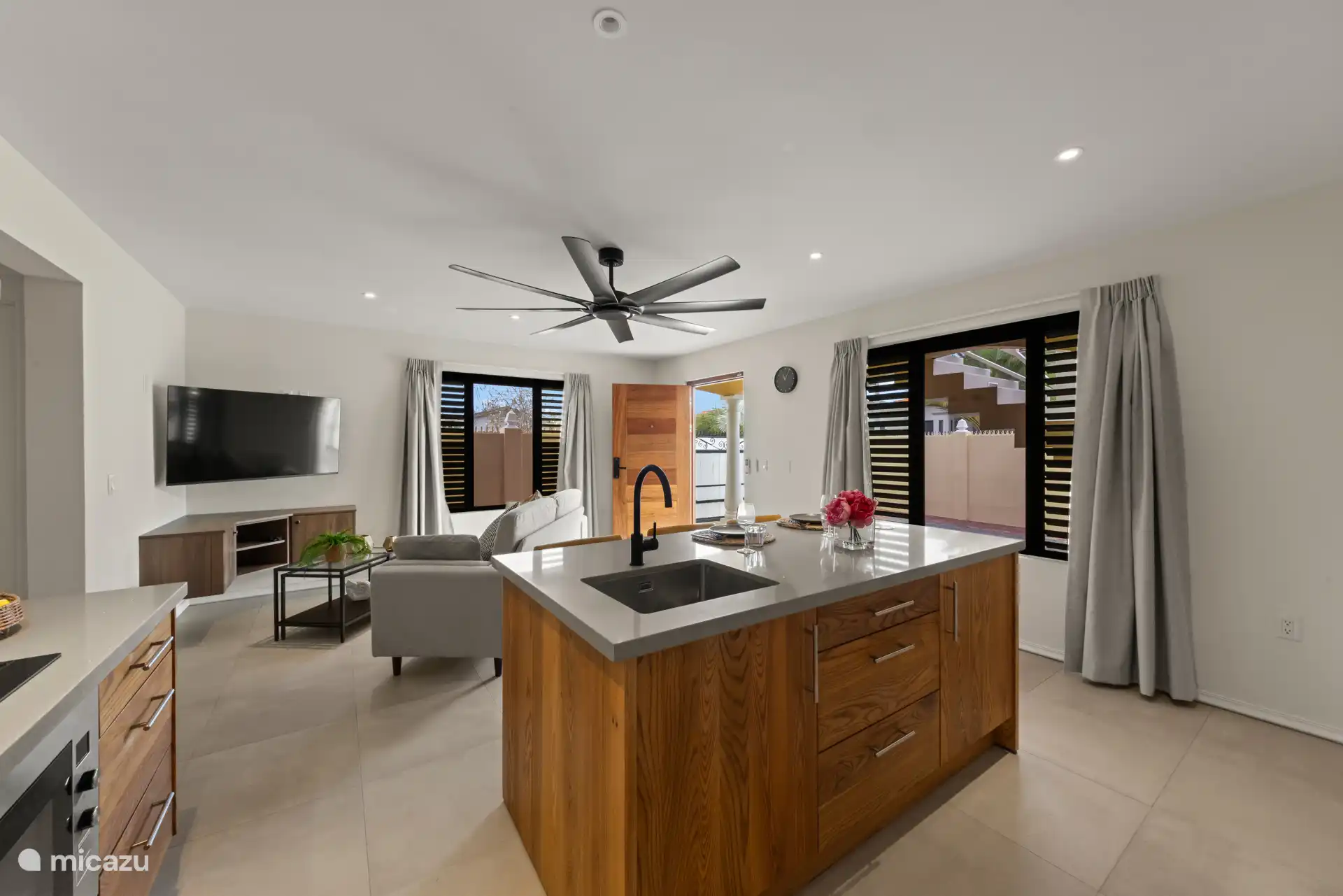 Salón cómodo con cocina abierta, perfecto para cocinar y relajarse juntos.