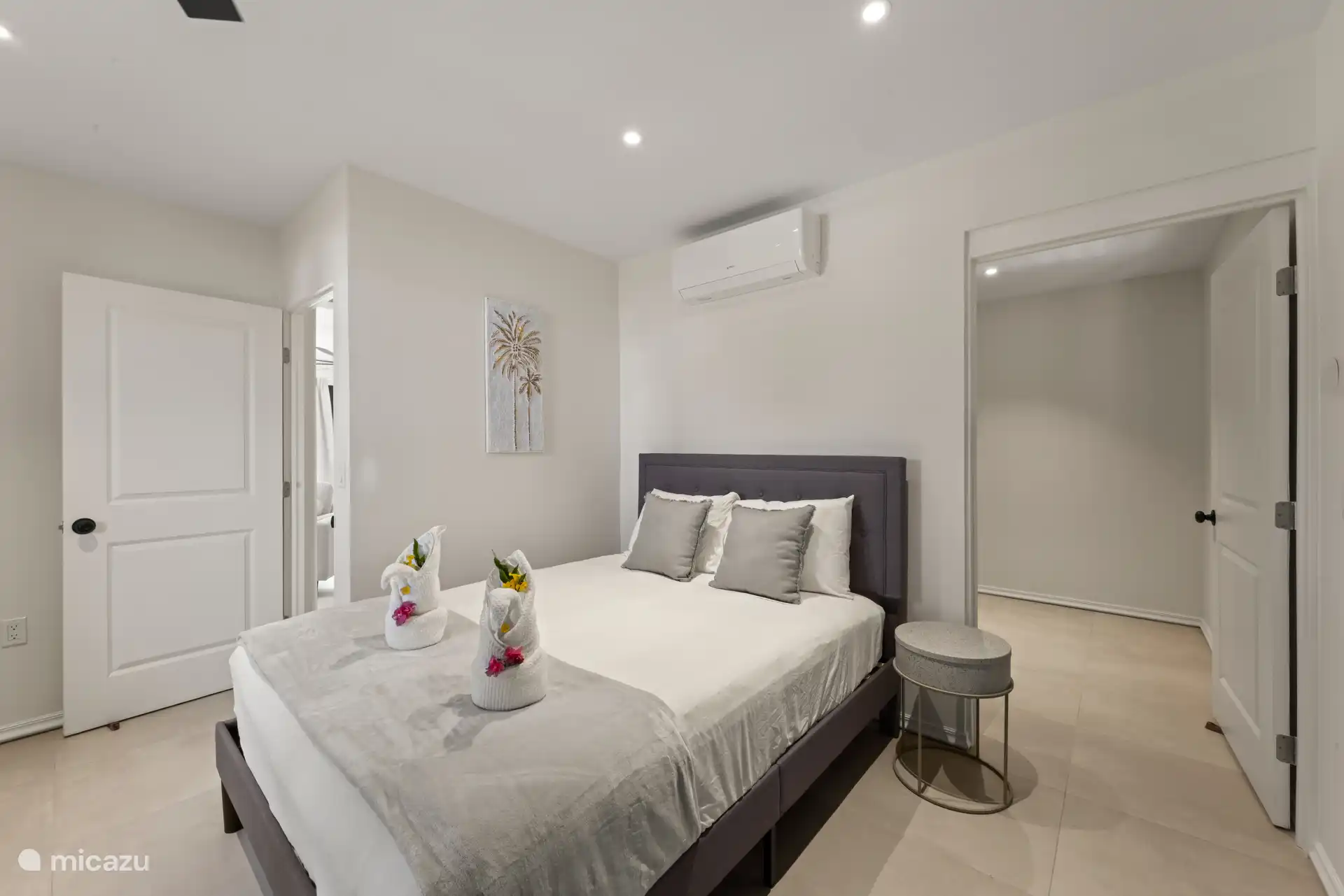 Dormitorio con habitación contigua con armario y cama plegable, ideal para un tercer invitado