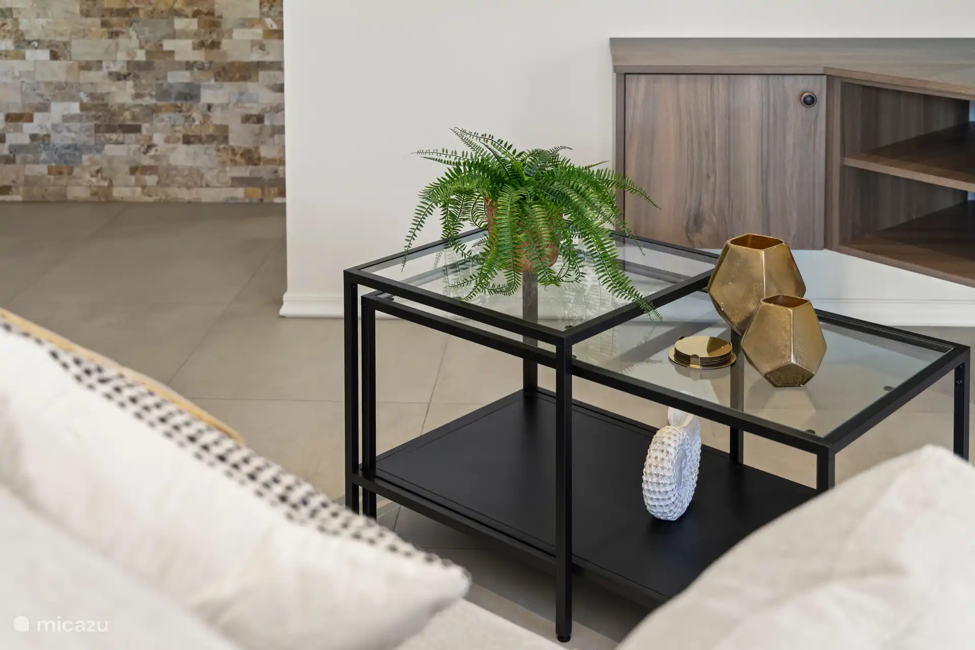 Salón con mesas elegantes para mayor comodidad y comodidad.