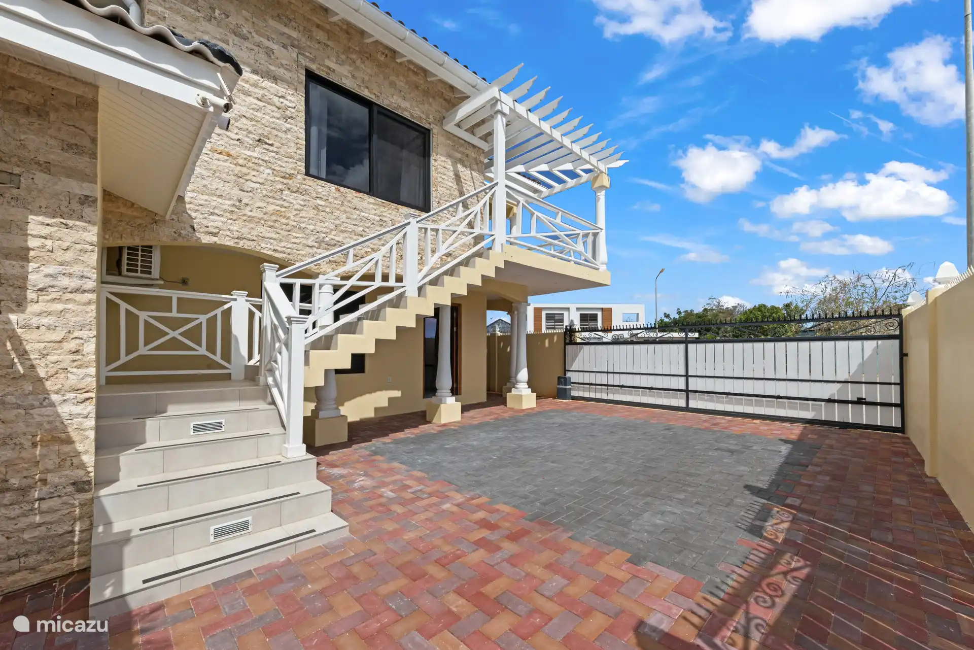 La fachada de la villa cuenta con amplio aparcamiento privado. Aparca fácilmente en el lugar y entra directamente en el apartamento.