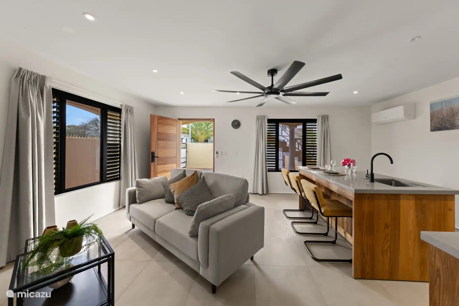 Salón con cocina abierta, mobiliario moderno y completamente equipado