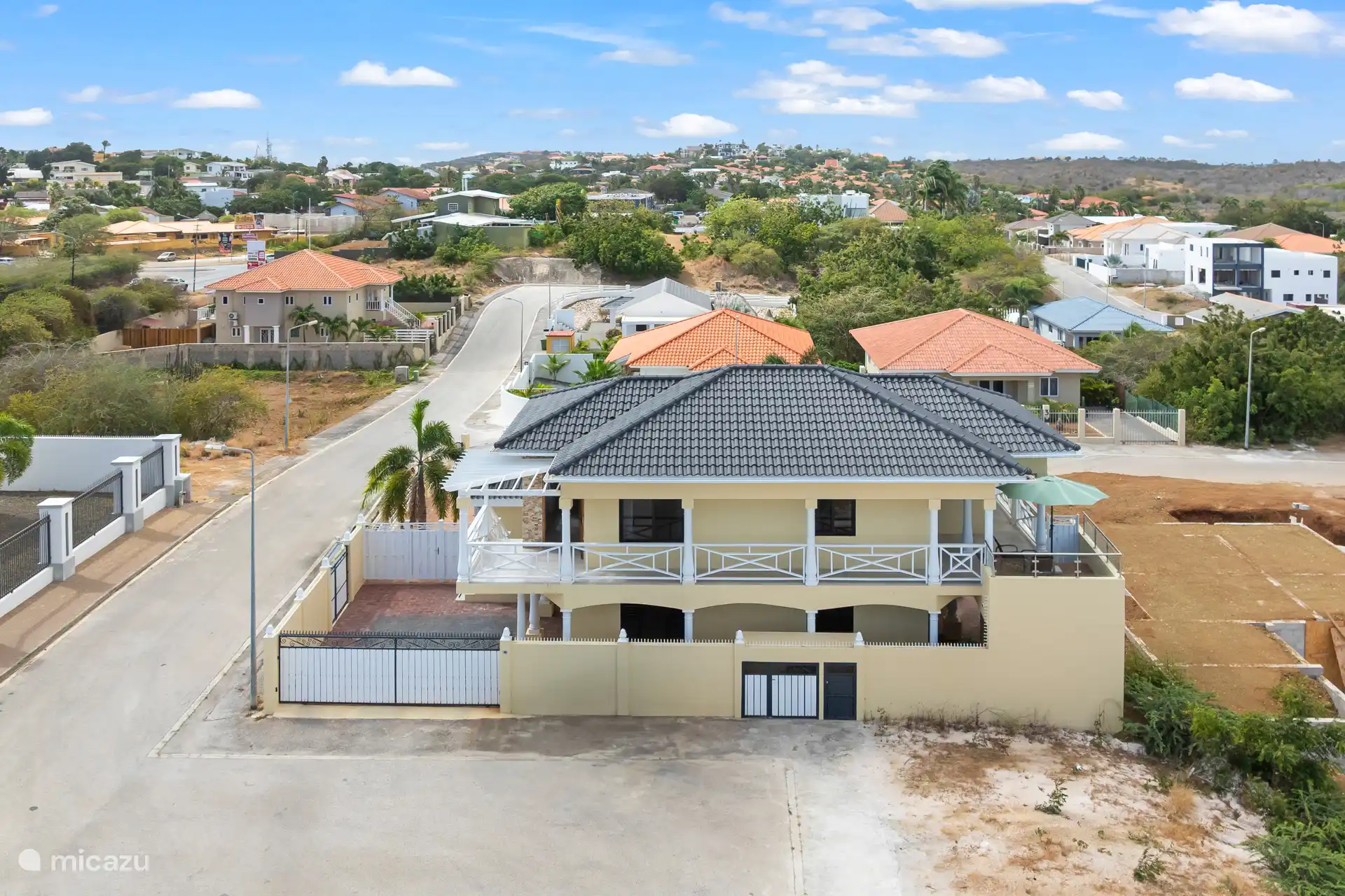 Vista lateral del complejo con puerta de entrada eléctrica y terrenos privados