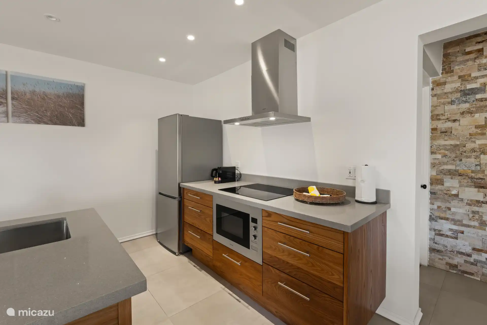 Cocina con cocina de inducción y microondas integrado, ideal para momentos culinarios