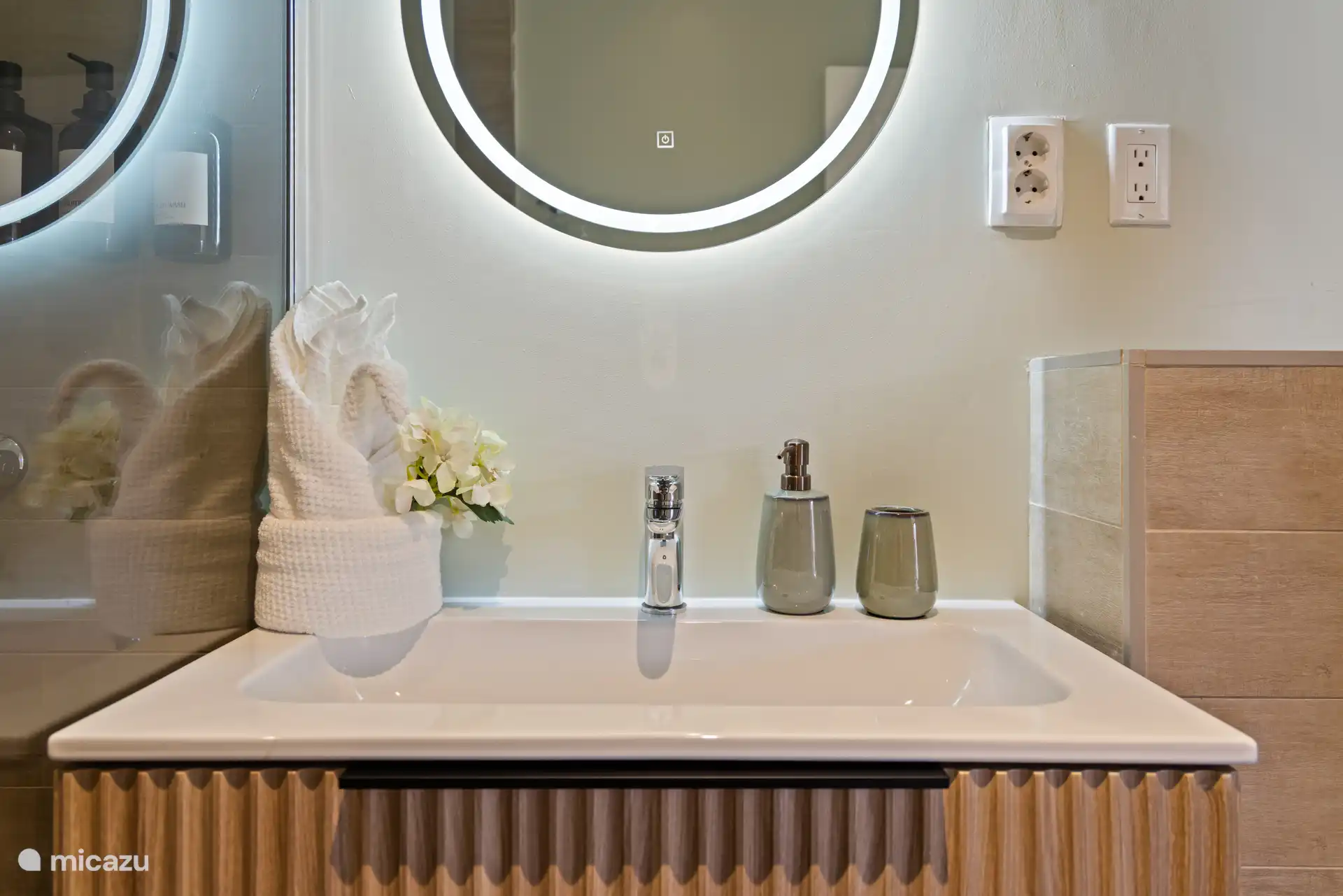 Fregadera atractivo, acabado elegante y moderno para el confort diario