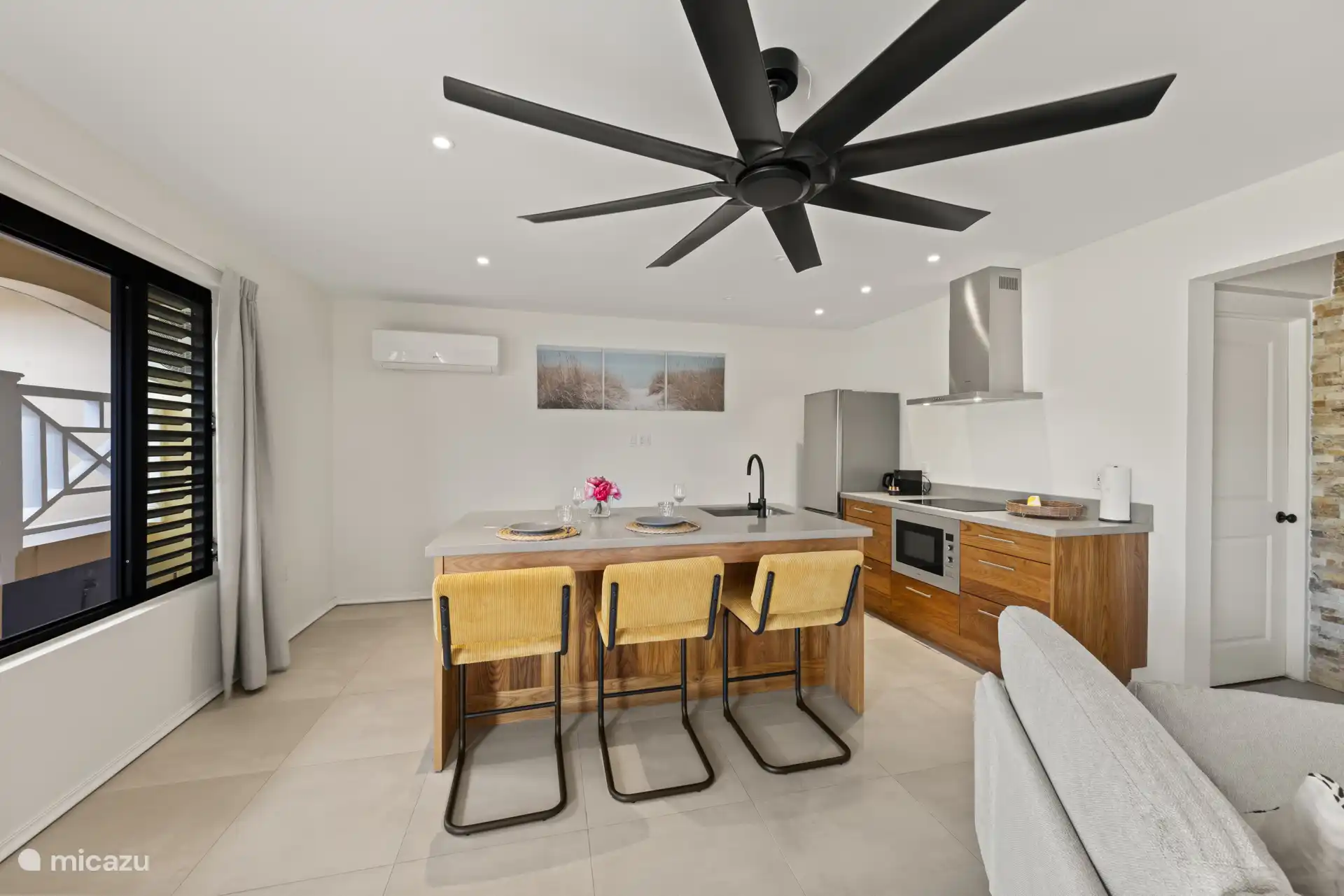 Bar acogedor en el salón/cocina abierto y aire acondicionado para un ambiente fresco y relajado.