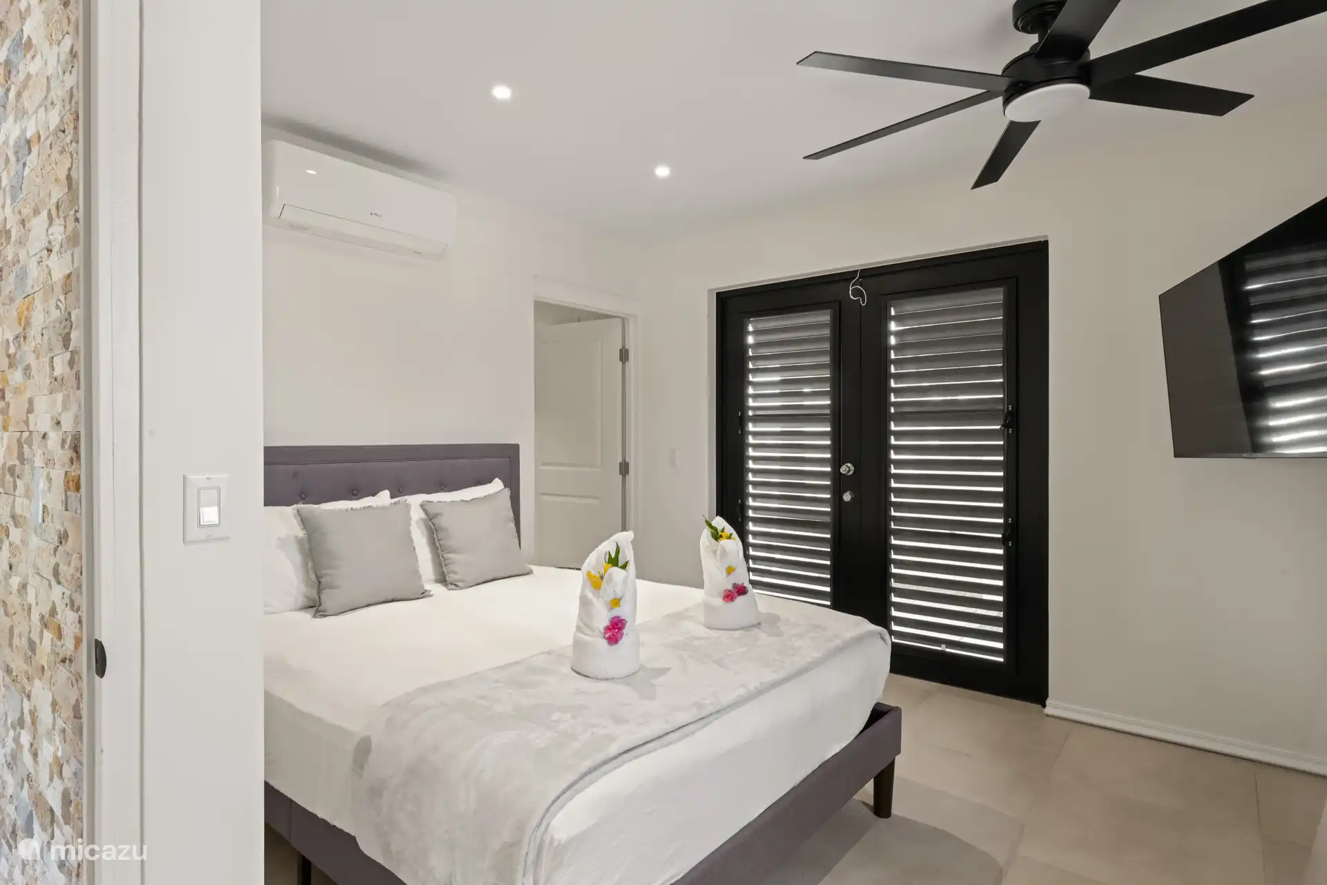 Dormitorio tranquilo con puertas de patio que dan a un patio acogedor.