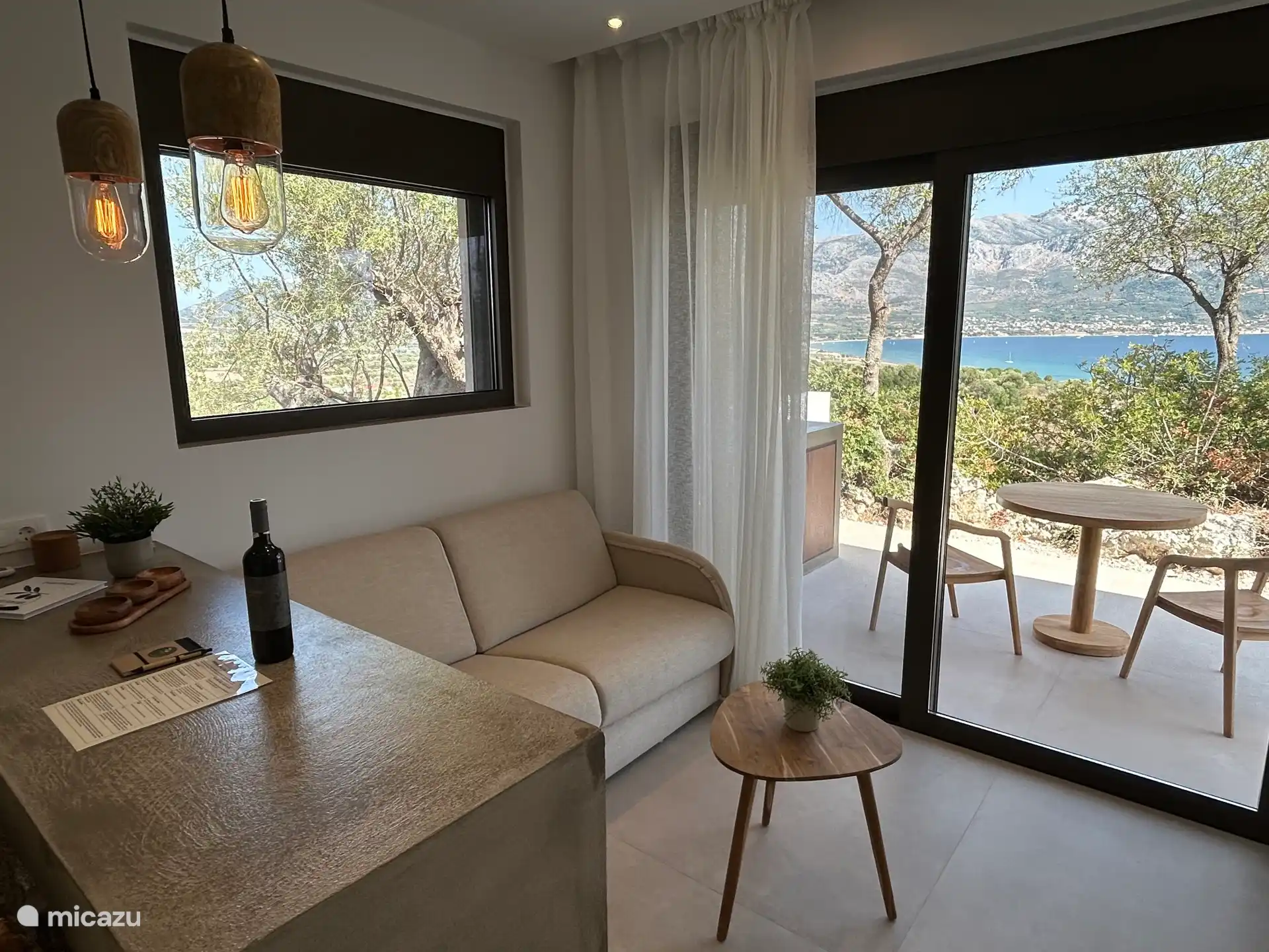 Wohnzimmer mit direktem Zugang zur Terrasse 